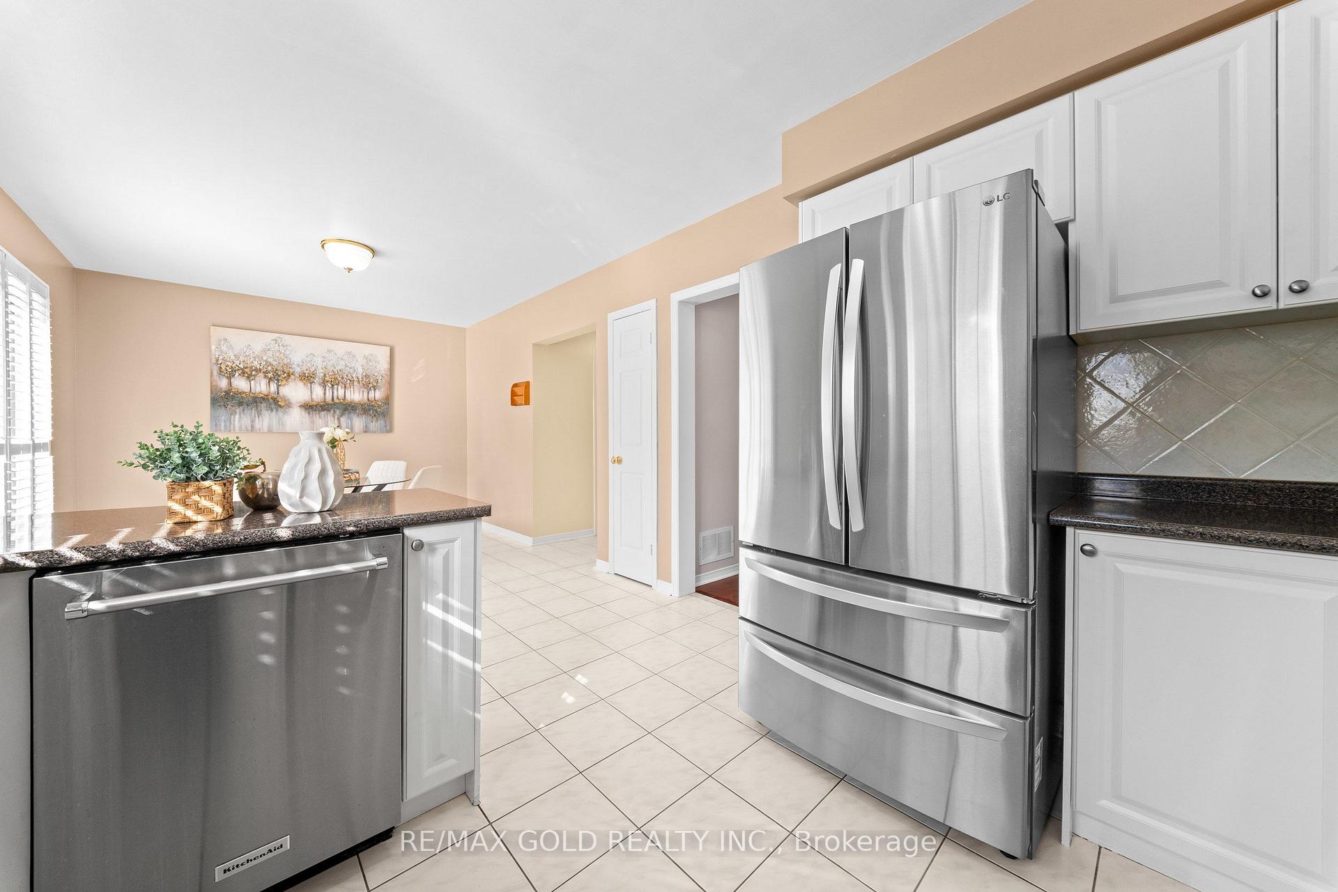 Photo 18 of 21 Pacific Wind Crescent, Brampton, Sandringham-Wellington — HOMEH