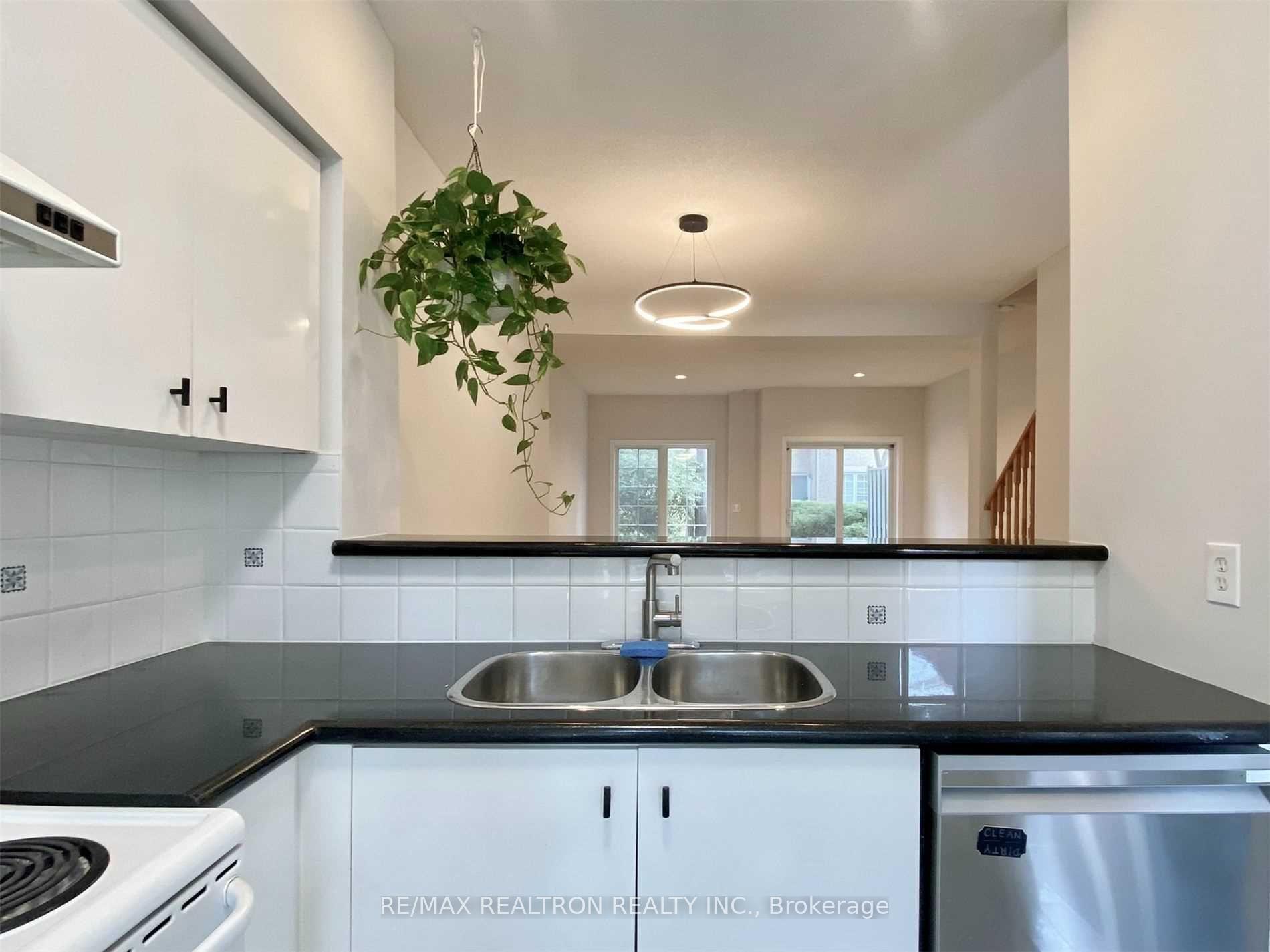 Photo 5 of Unit 13A, 1 Alpen Way, Markham, Unionville — HOMEH