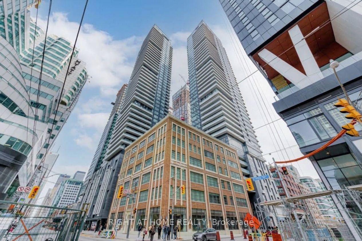 Photo 2 of Unit 1507, 115 Blue Jays Way, Toronto, Waterfront Communities — HOMEH