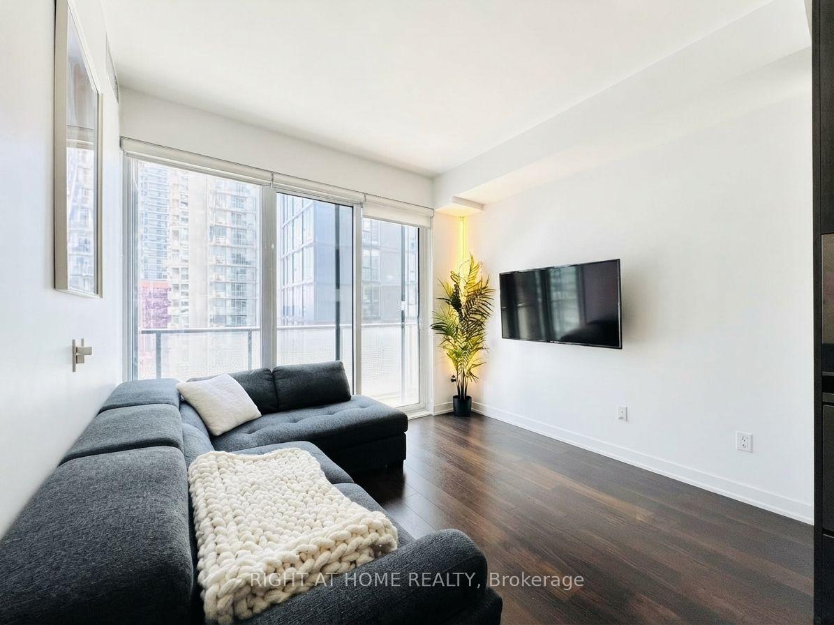 Photo 4 of Unit 1507, 115 Blue Jays Way, Toronto, Waterfront Communities — HOMEH