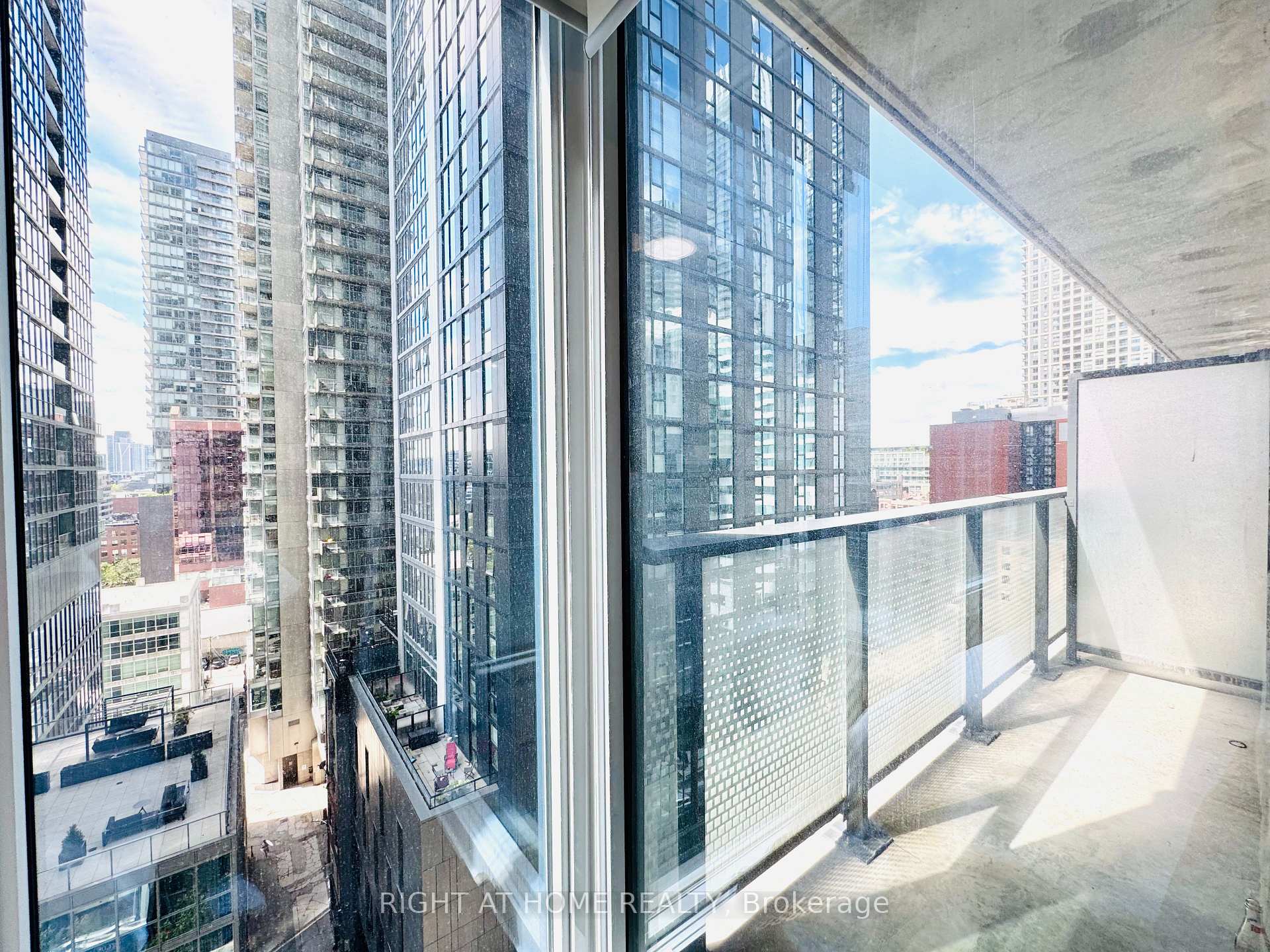 Photo 14 of Unit 1507, 115 Blue Jays Way, Toronto, Waterfront Communities — HOMEH