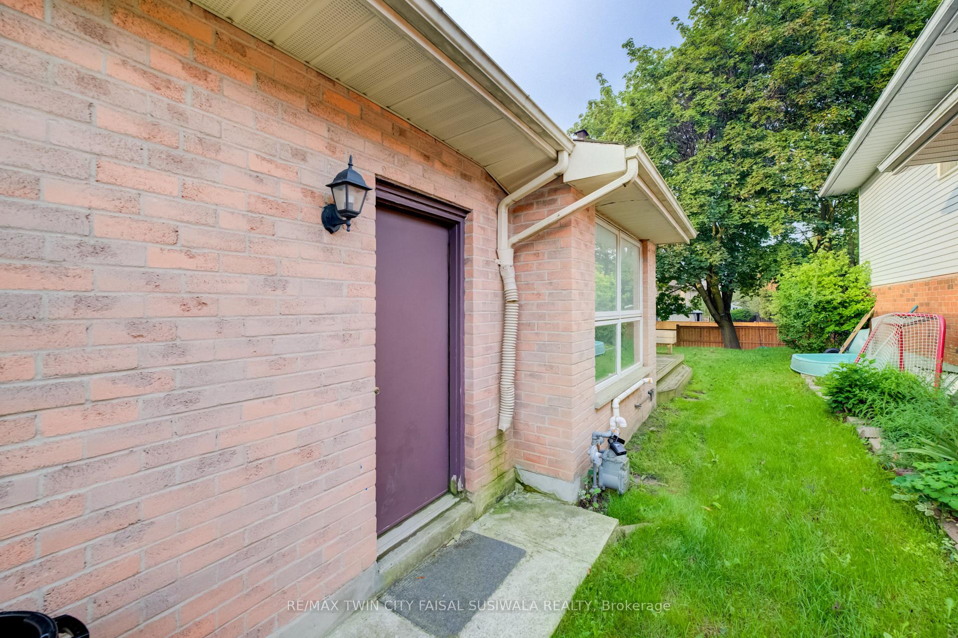 Photo 2 of 135 Brierdale Drive, Kitchener, Idlewood — HOMEH