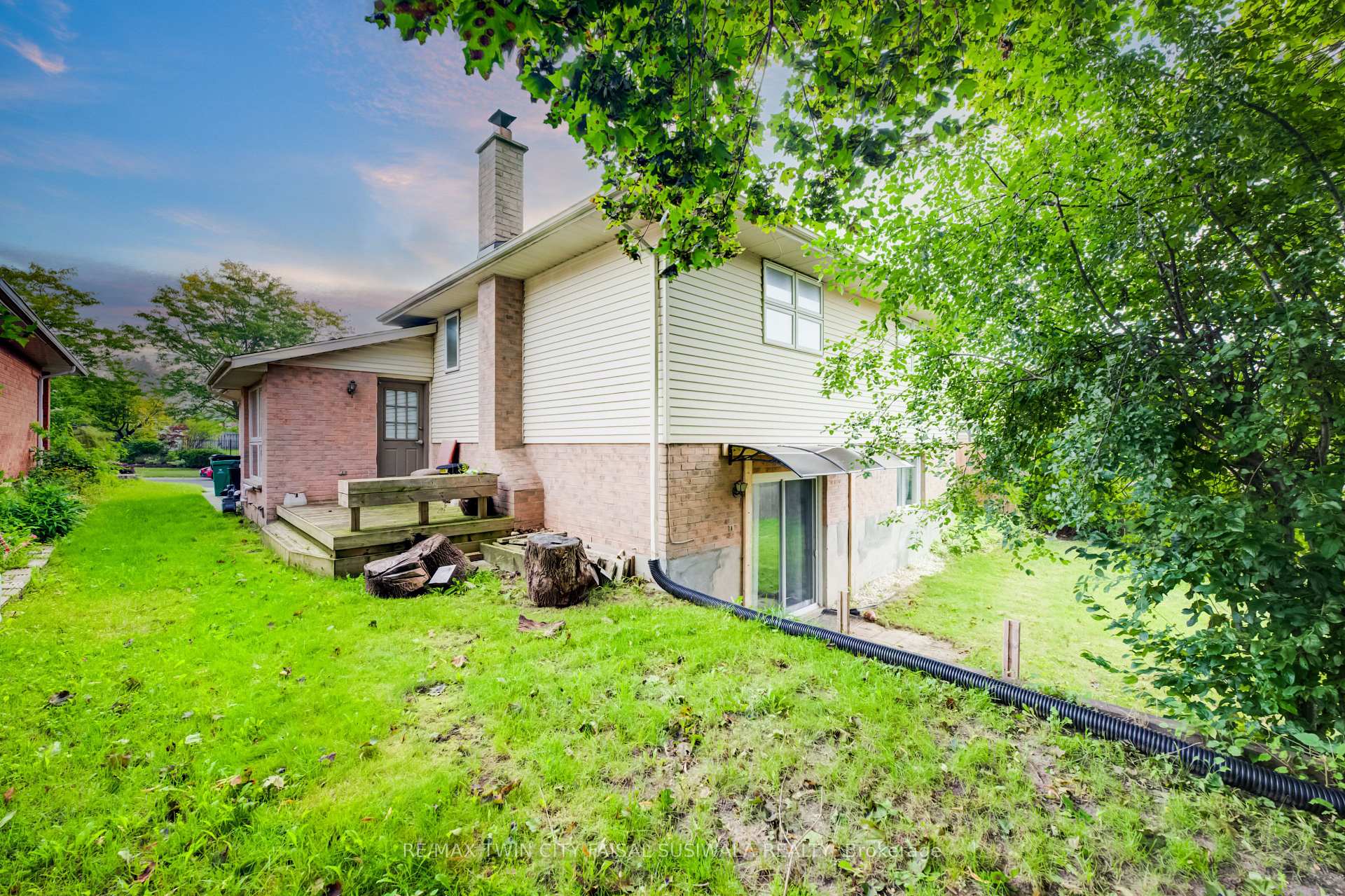 Photo 3 of 135 Brierdale Drive, Kitchener, Idlewood — HOMEH