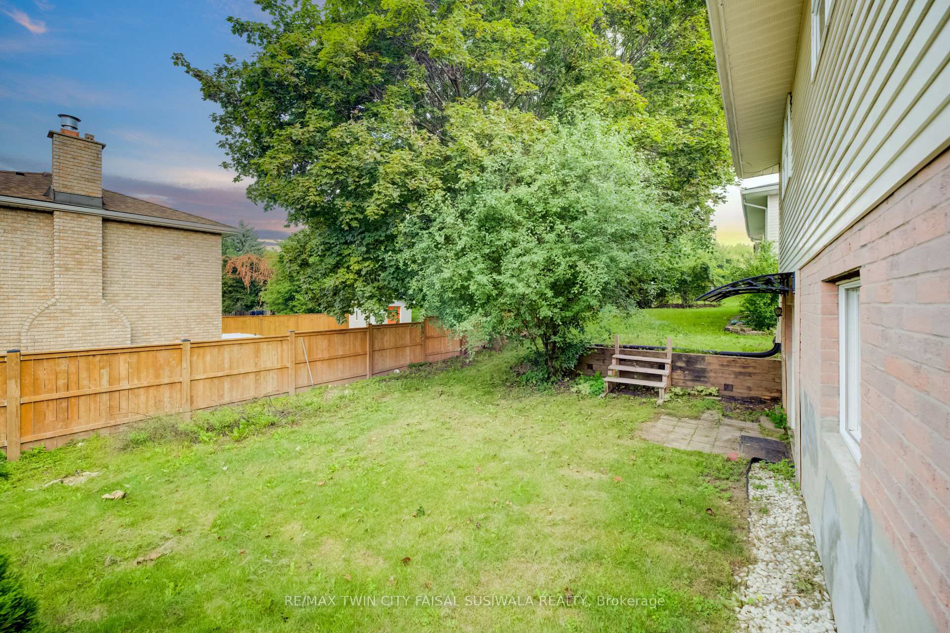 Photo 4 of 135 Brierdale Drive, Kitchener, Idlewood — HOMEH
