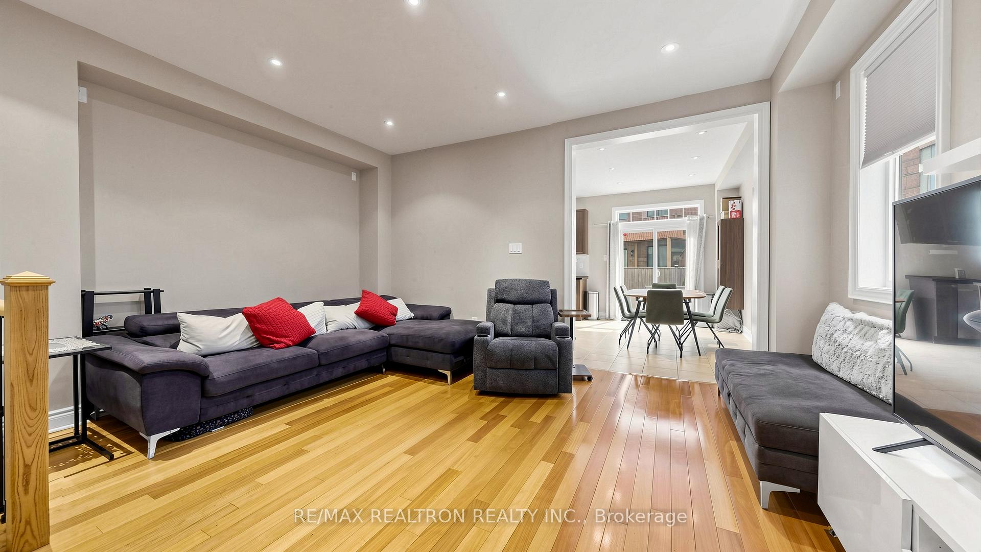 Photo 5 of 55 Bristlewood Crescent, Vaughan, Patterson — HOMEH
