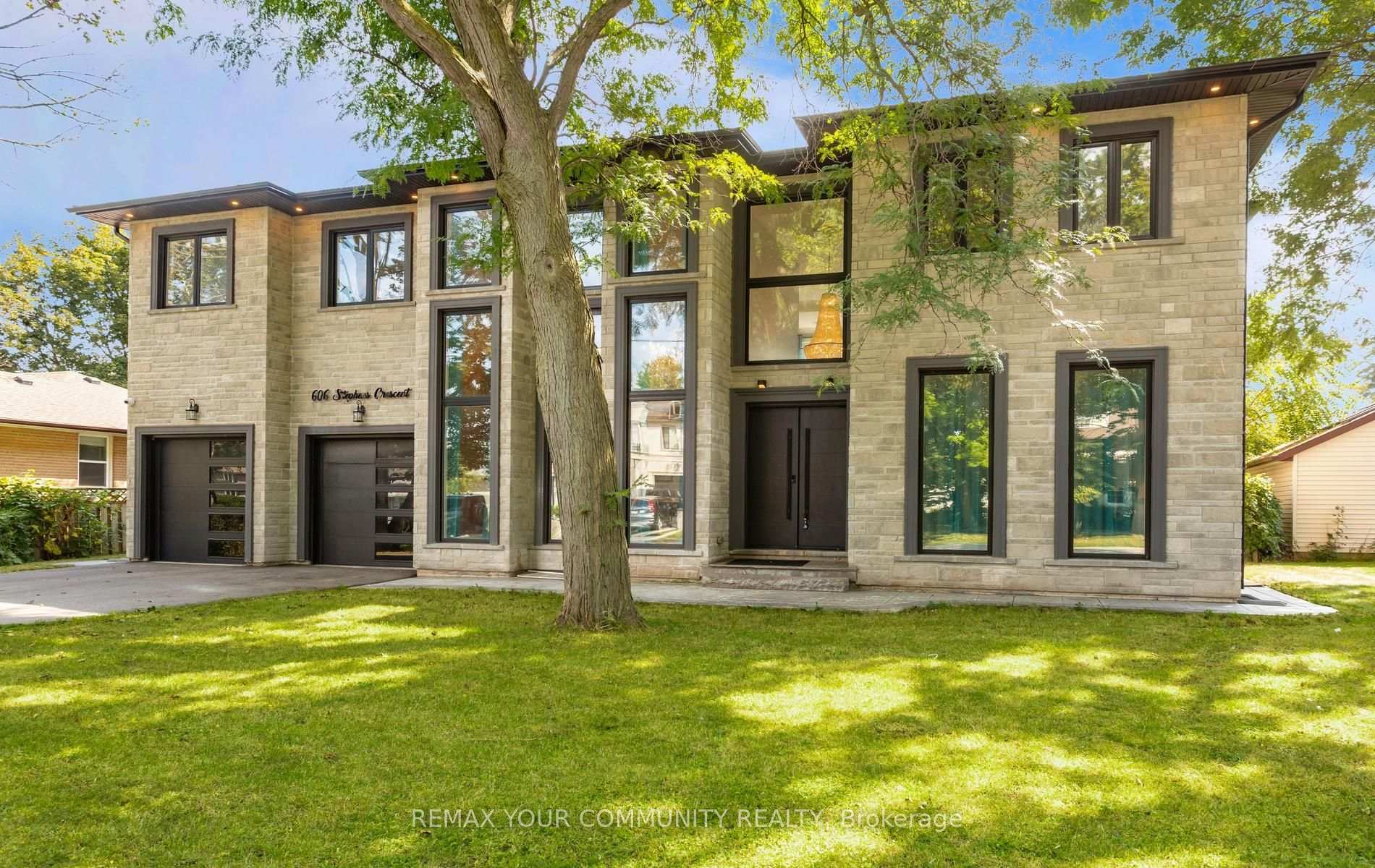 Photo 2 of 606 Stephens Crescent, Oakville, West — HOMEH