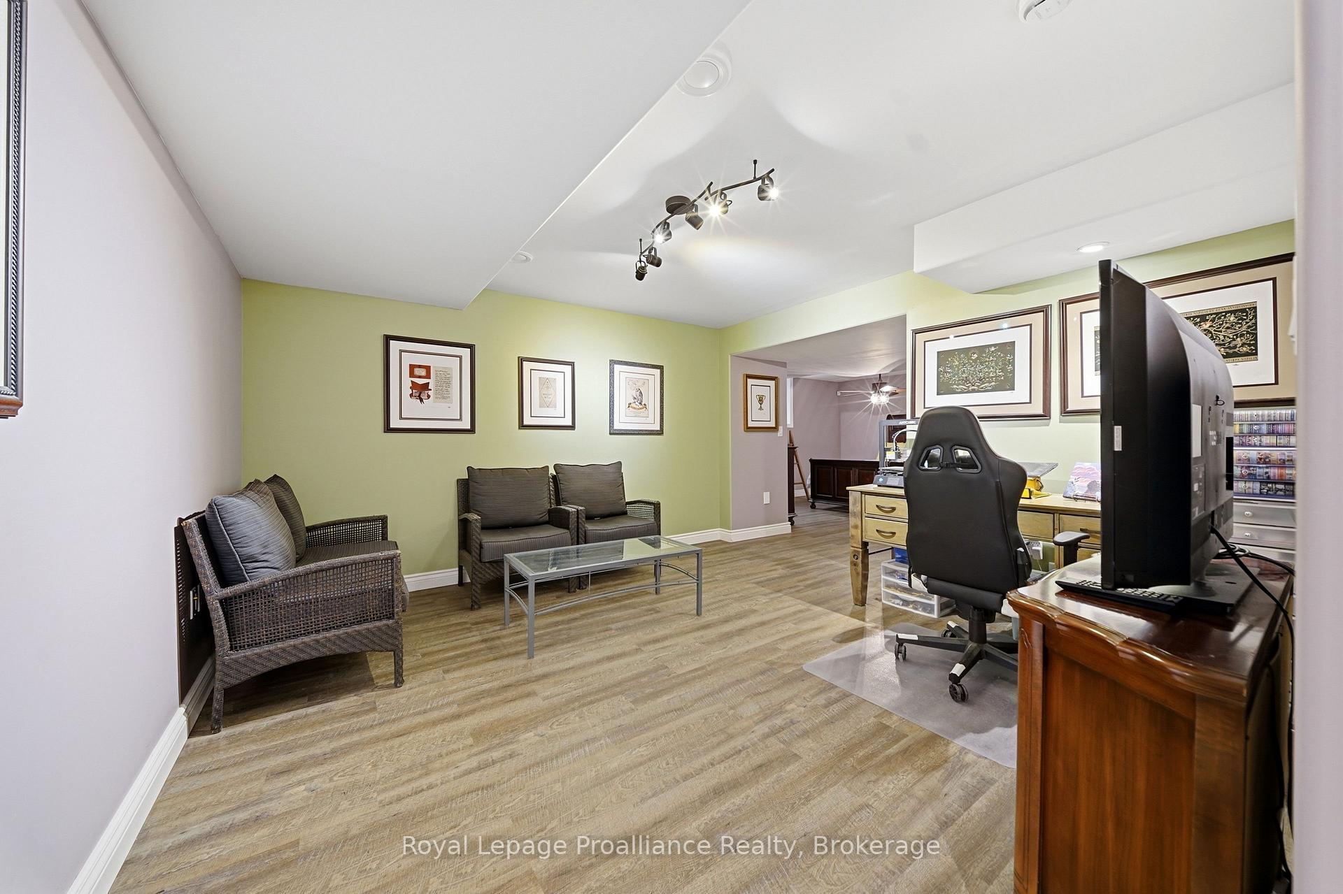 Photo 34 of 32 Walnut Crescent, Belleville, Thurlow Ward — HOMEH