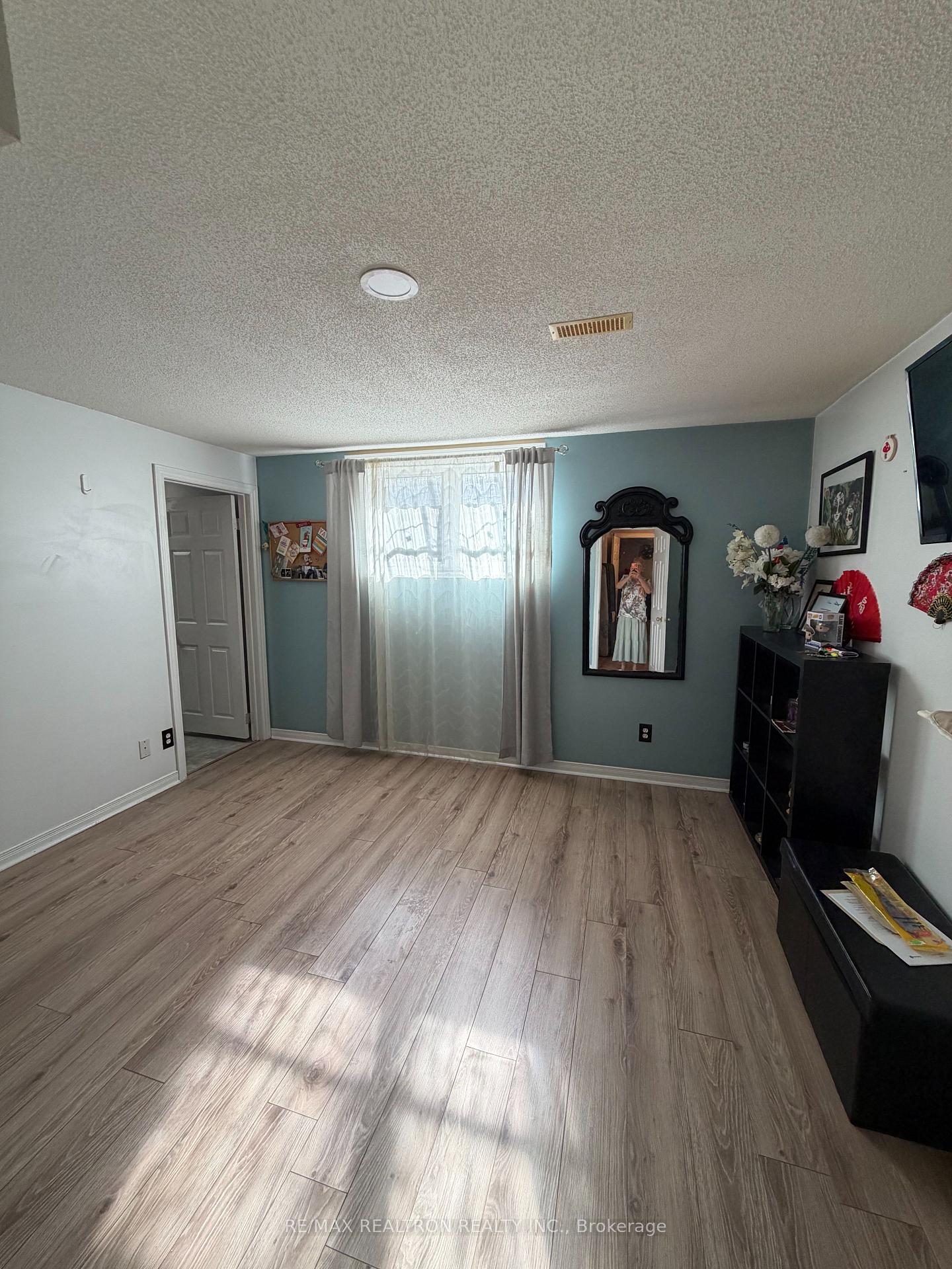 Photo 28 of 46 Cloughley Drive, Barrie, Northwest — HOMEH