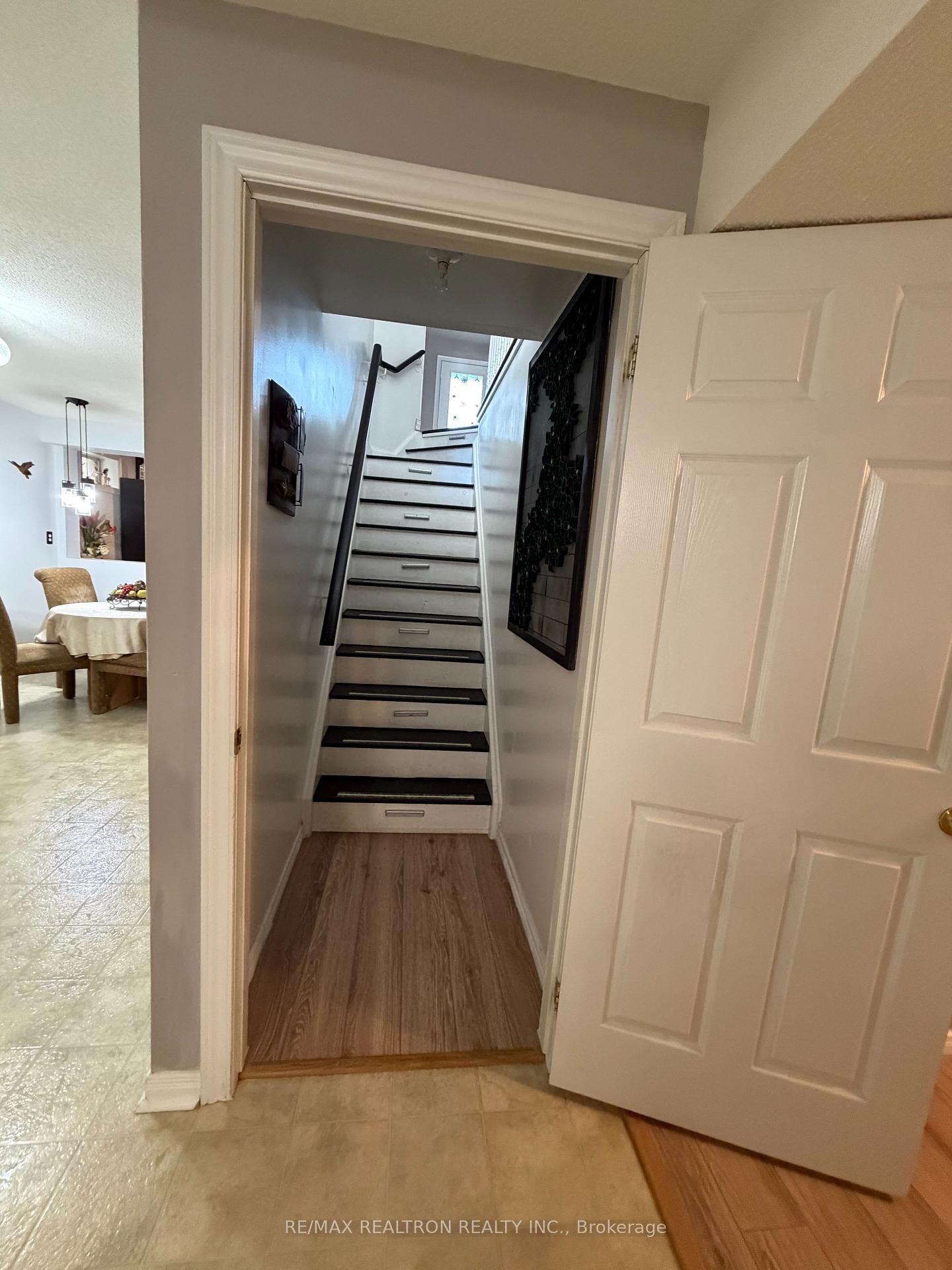 Photo 33 of 46 Cloughley Drive, Barrie, Northwest — HOMEH