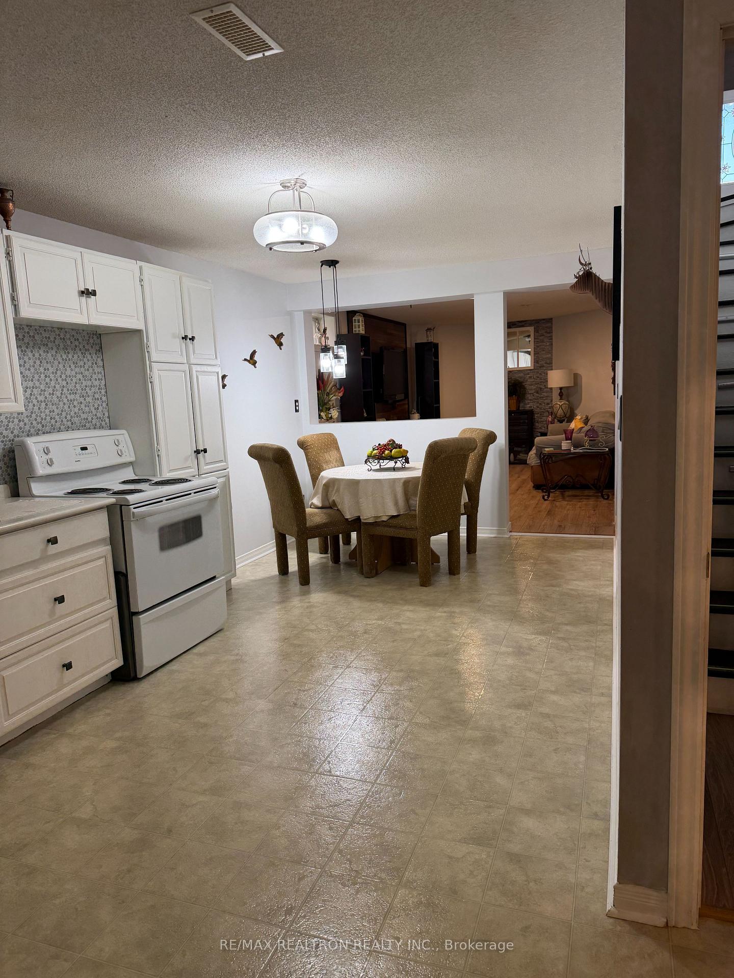 Photo 11 of 46 Cloughley Drive, Barrie, Northwest — HOMEH