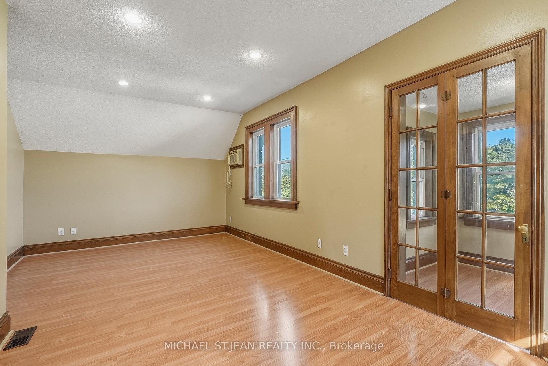Photo 24 of 84 West Avenue S, Hamilton, Stinson — HOMEH