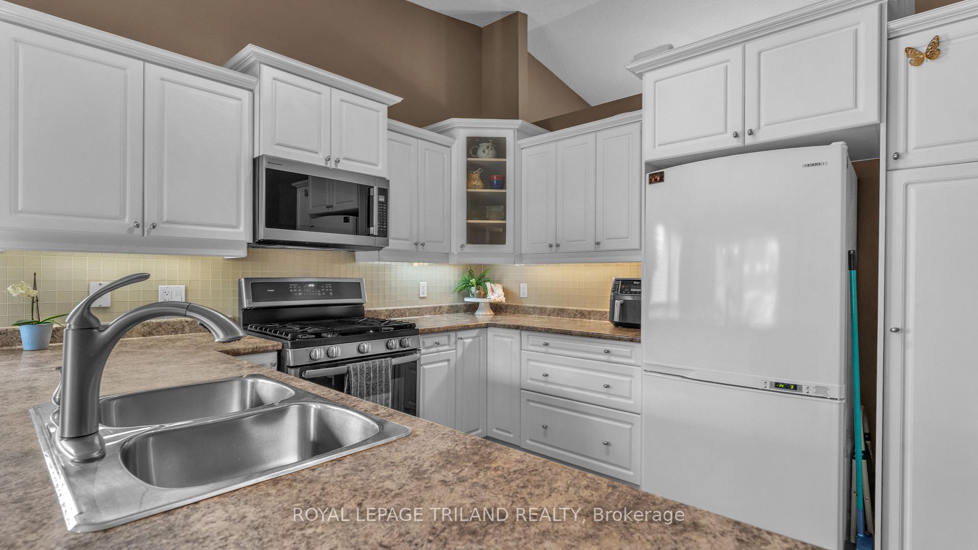 Photo 10 of Unit 31, 572 Thistlewood Drive, London, North C — HOMEH
