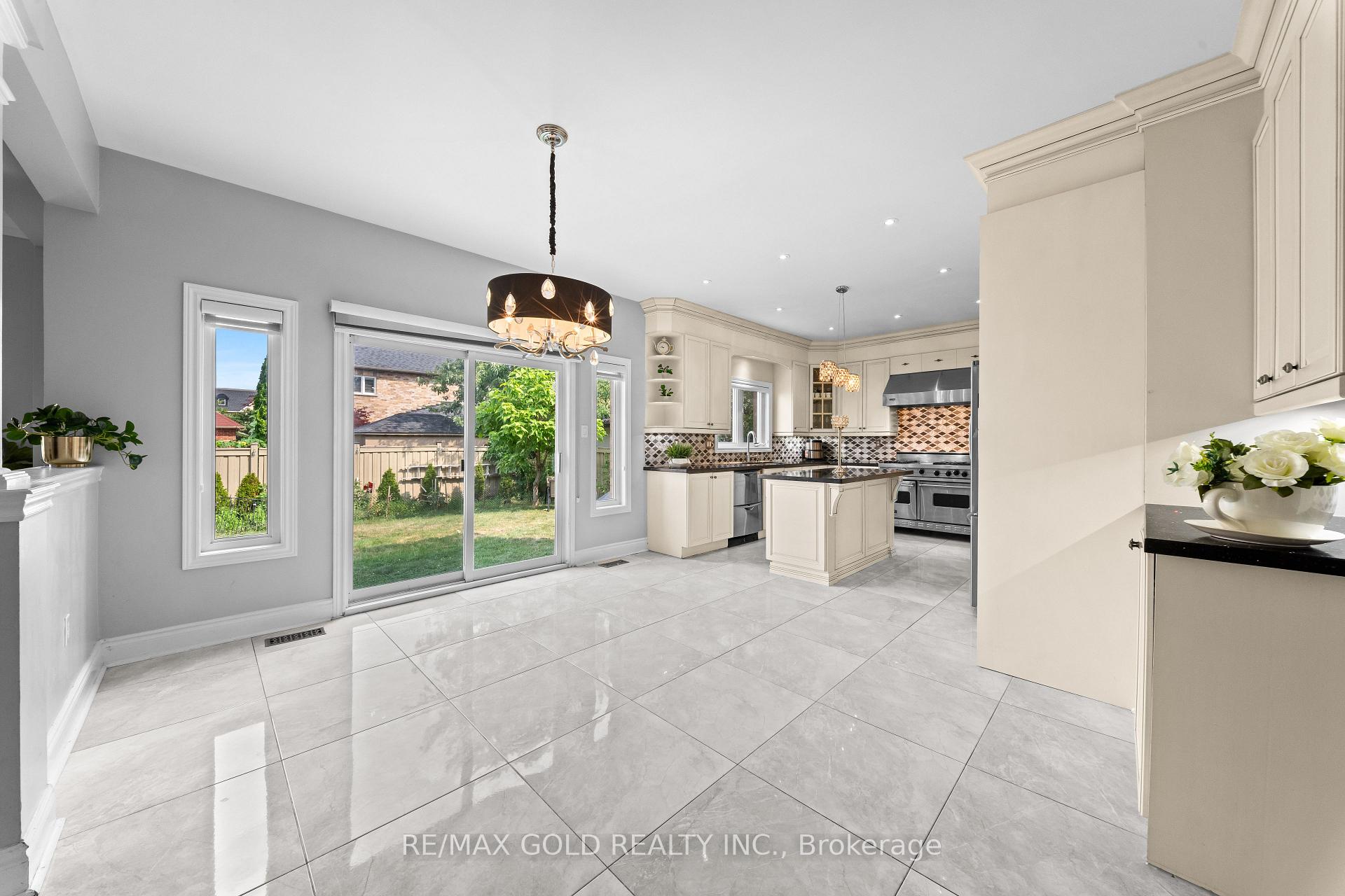 Photo 9 of 31 Fontainebleu Road, Brampton, Vales of Castlemore North — HOMEH