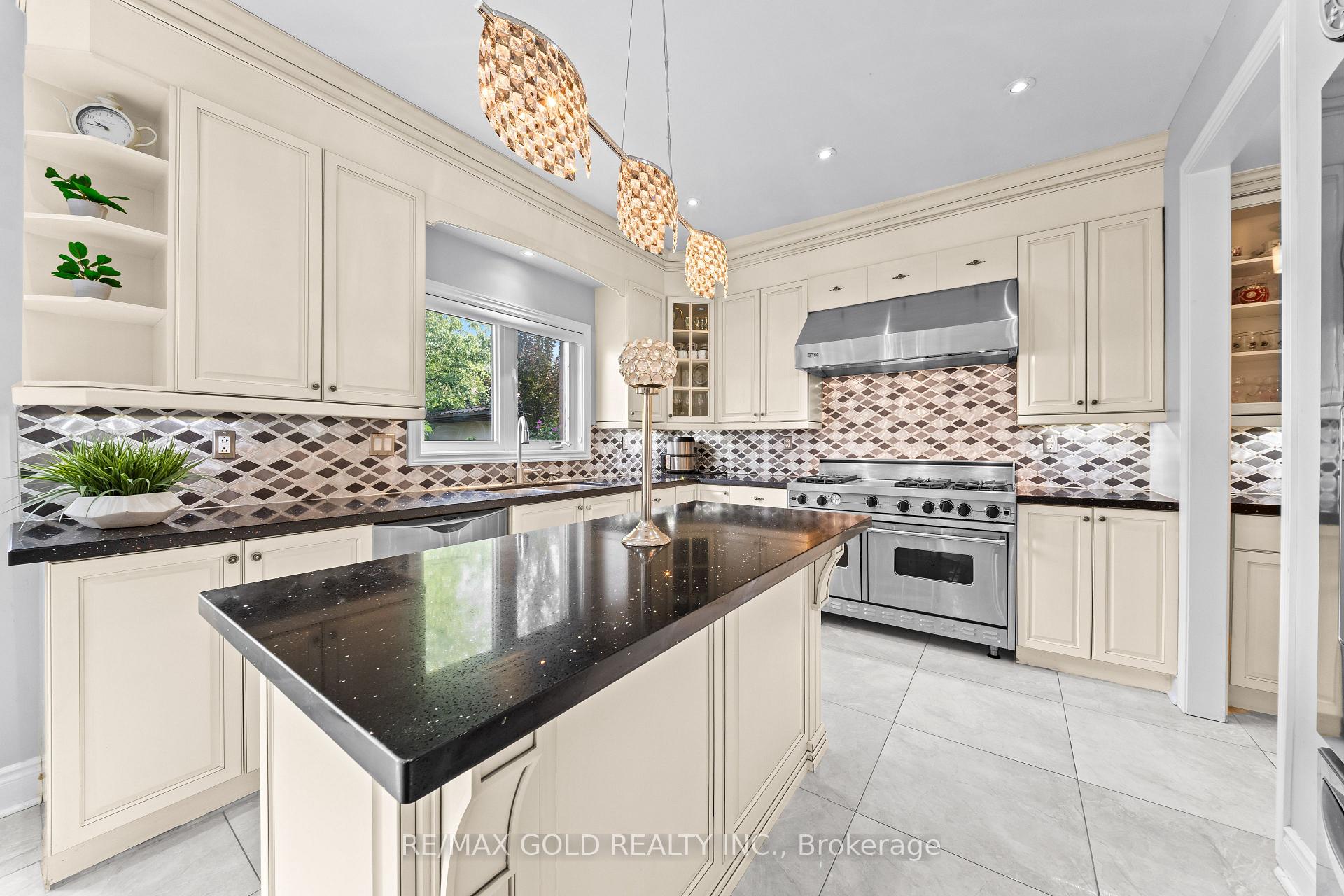 Photo 12 of 31 Fontainebleu Road, Brampton, Vales of Castlemore North — HOMEH