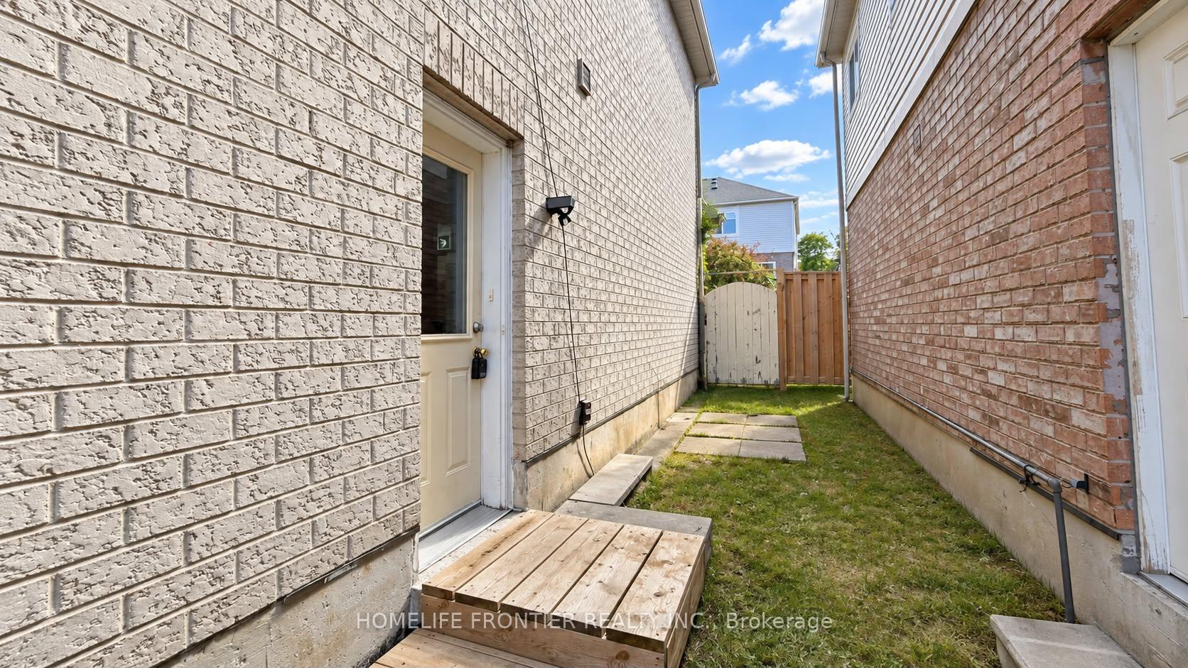 Photo 3 of 79 Pertosa Drive, Brampton, Fletcher's Meadow — HOMEH