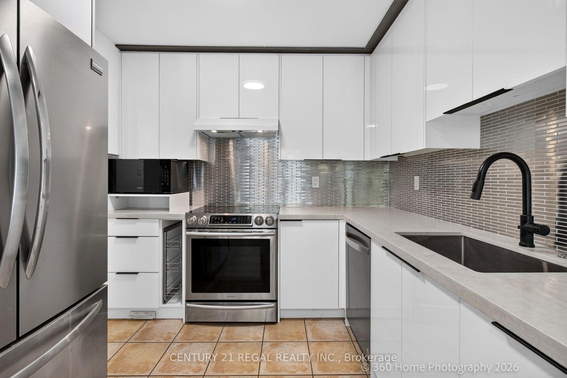 Photo 2 of 352 Flagstone Way, Newmarket, Woodland Hill — HOMEH