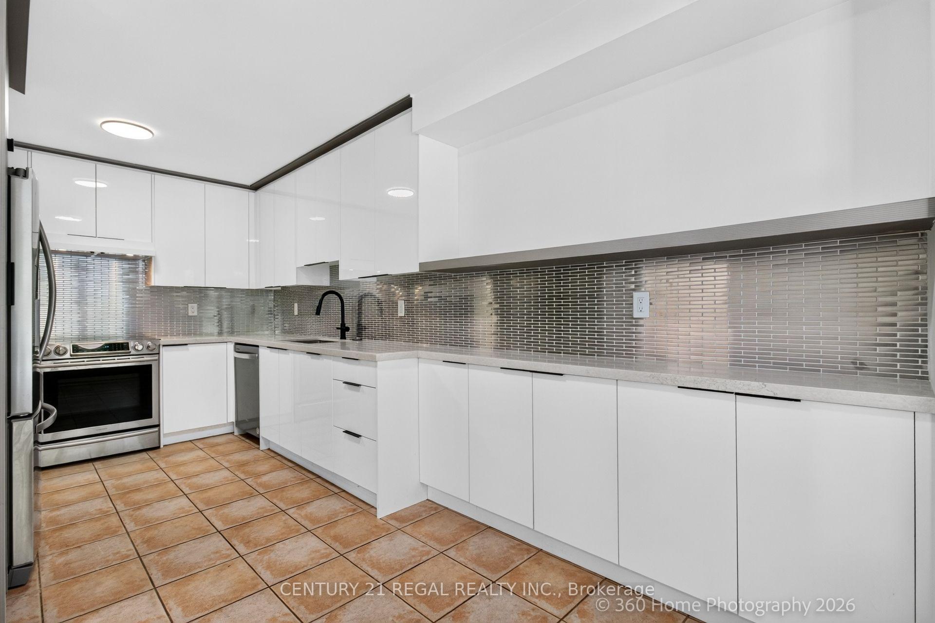 Photo 3 of 352 Flagstone Way, Newmarket, Woodland Hill — HOMEH
