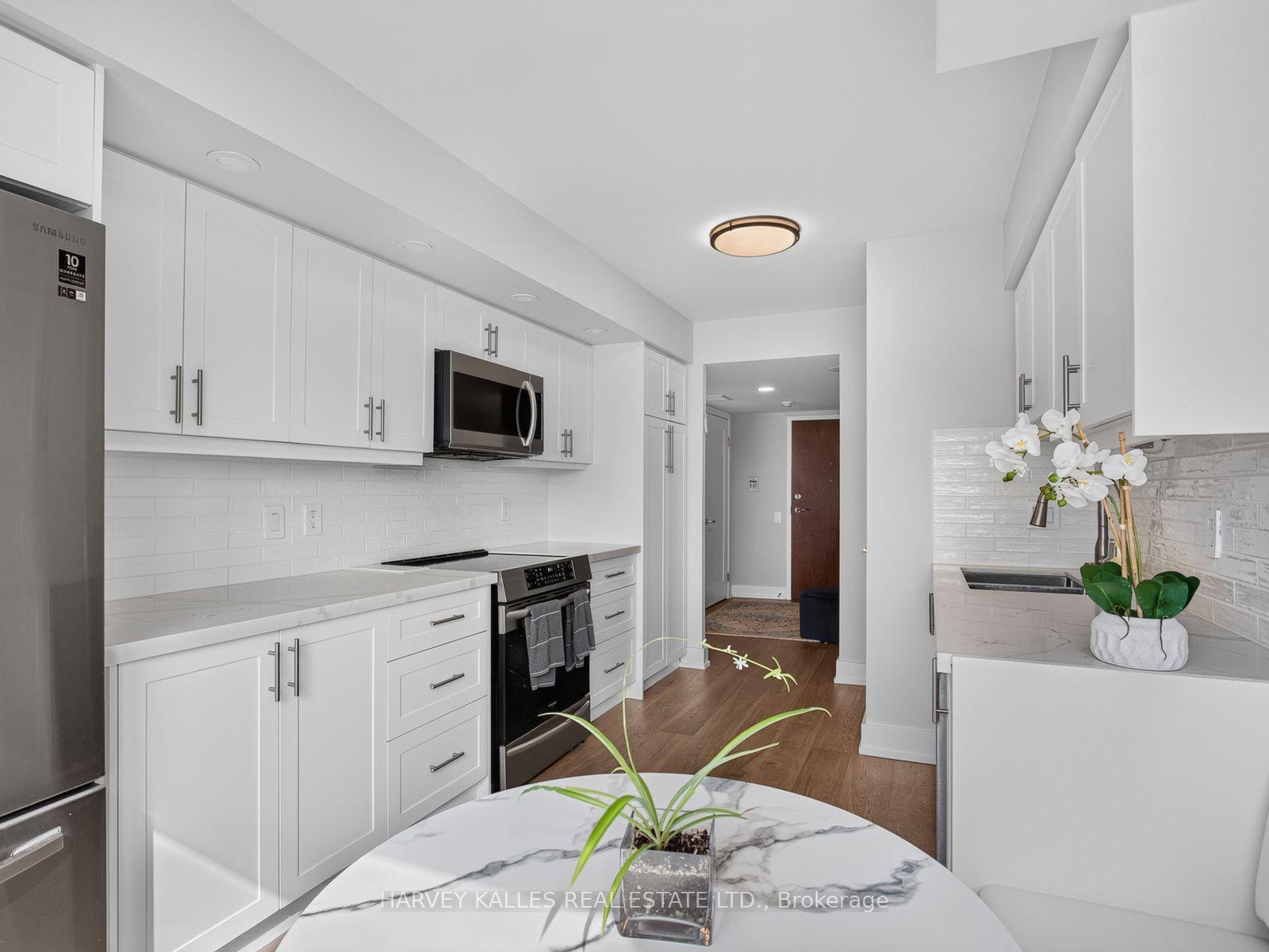 Photo 7 of Unit 1004, 8 Covington Road, Toronto, Englemount-Lawrence — HOMEH
