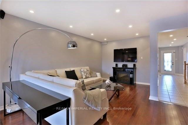 Photo 5 of 344 Riverstone Drive, Oakville, Wedgewood Creek — HOMEH