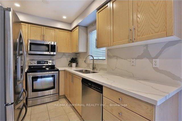 Photo 8 of 344 Riverstone Drive, Oakville, Wedgewood Creek — HOMEH