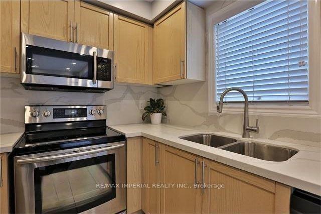 Photo 9 of 344 Riverstone Drive, Oakville, Wedgewood Creek — HOMEH