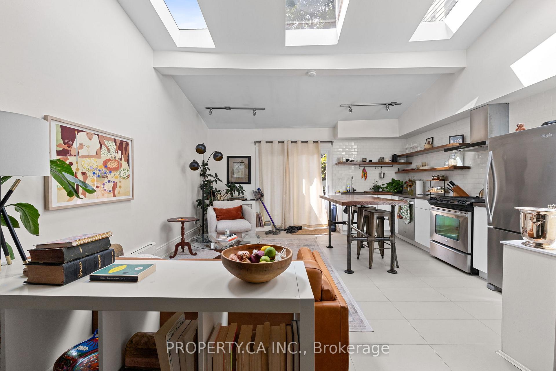 Photo 3 of 195 Niagara Street, Toronto, Niagara — HOMEH