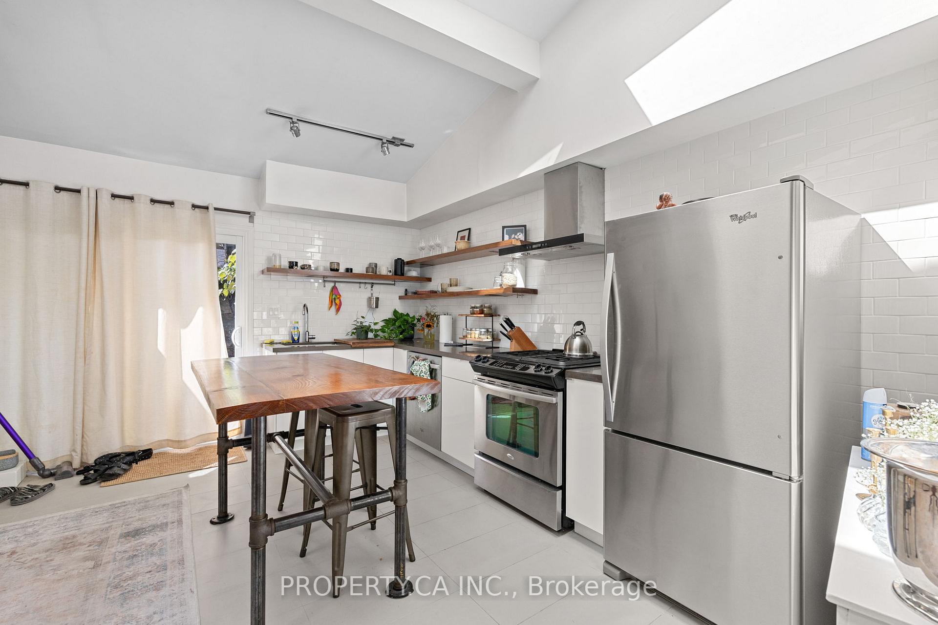Photo 7 of 195 Niagara Street, Toronto, Niagara — HOMEH
