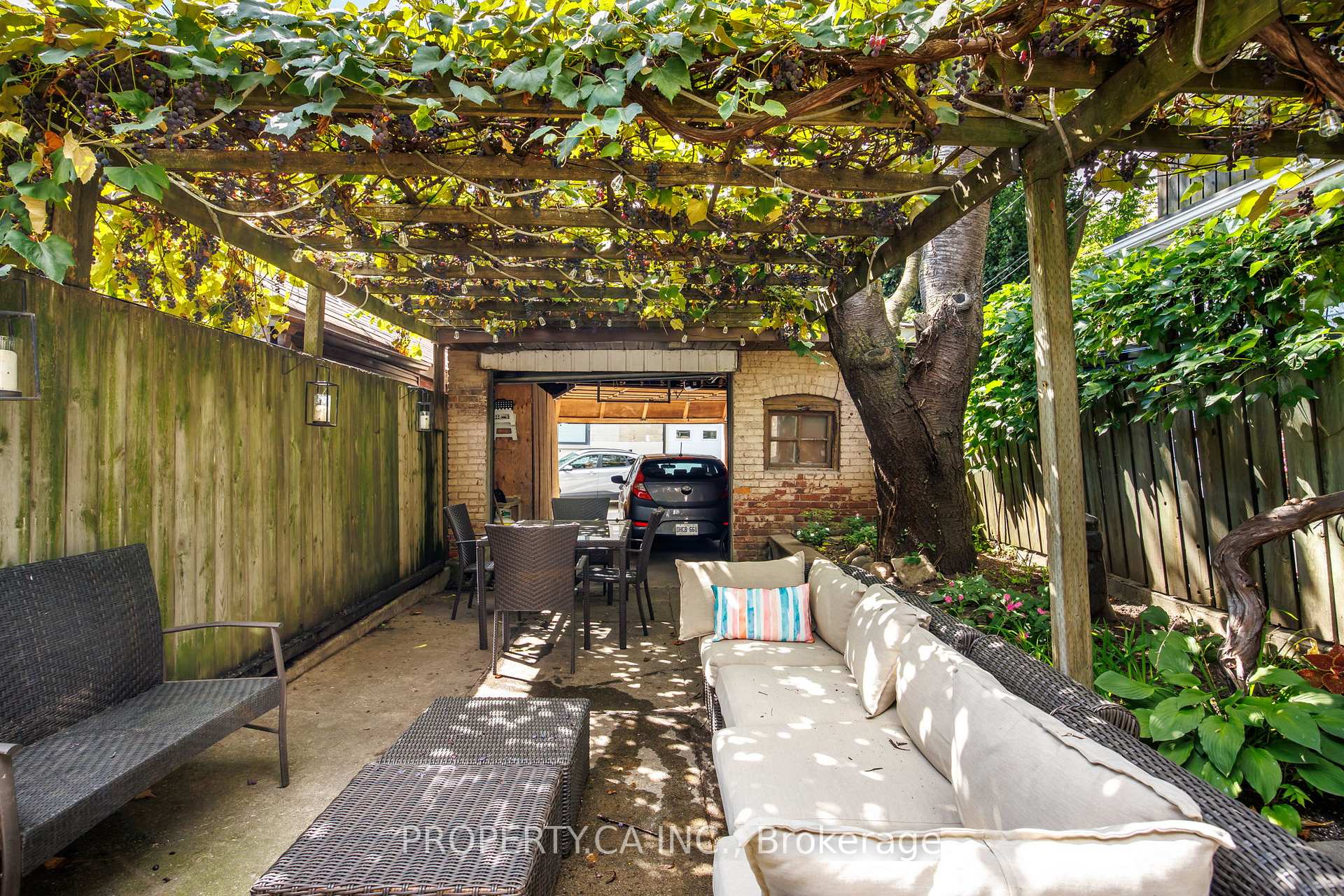 Photo 12 of 195 Niagara Street, Toronto, Niagara — HOMEH