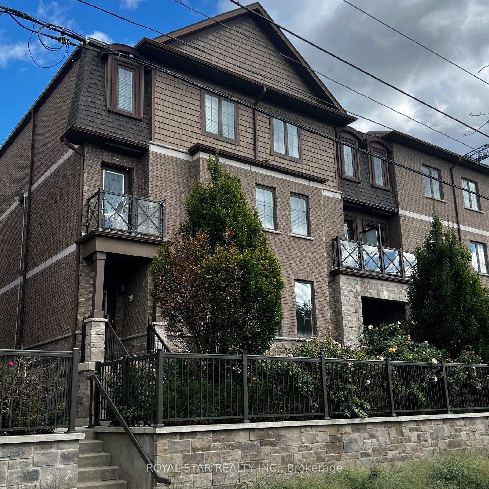 Front of 445 Ontario Street S
