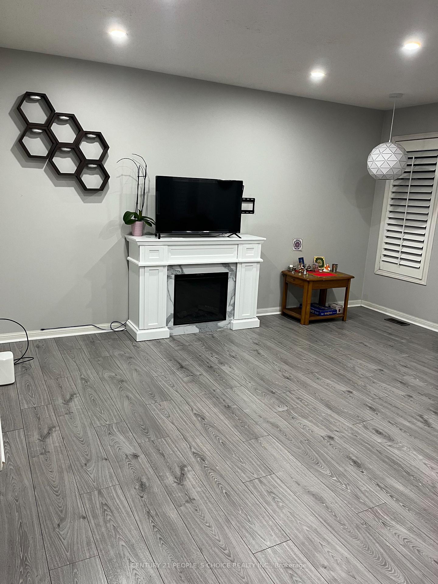 Photo 6 of 117 Decker Hollow Circle, Brampton, Credit Valley — HOMEH