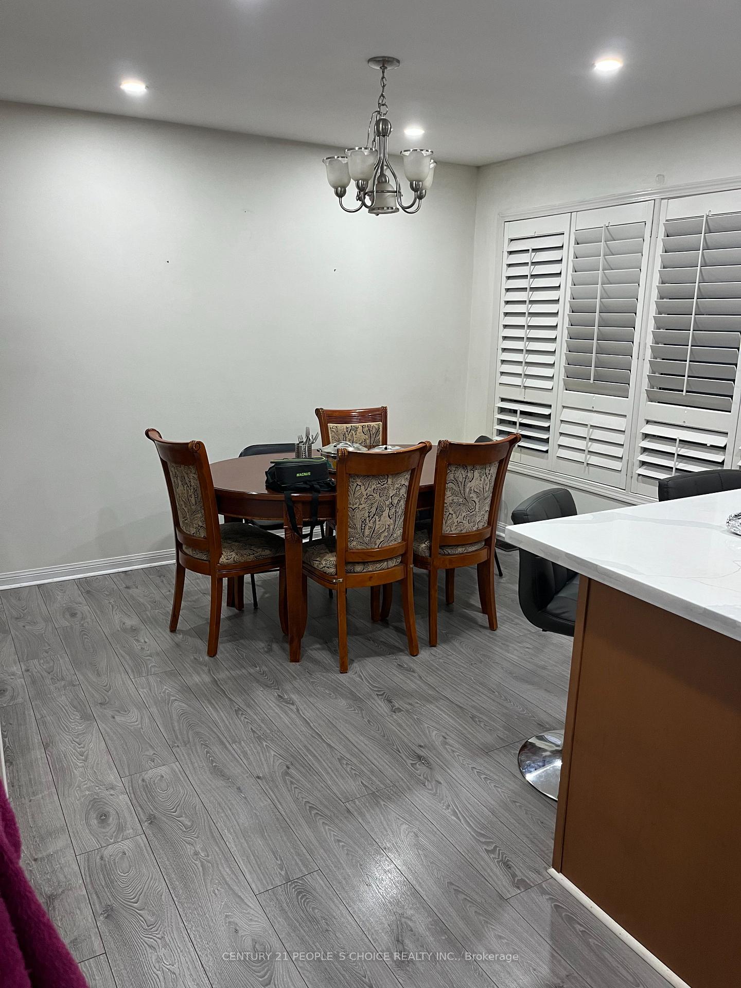 Photo 9 of 117 Decker Hollow Circle, Brampton, Credit Valley — HOMEH