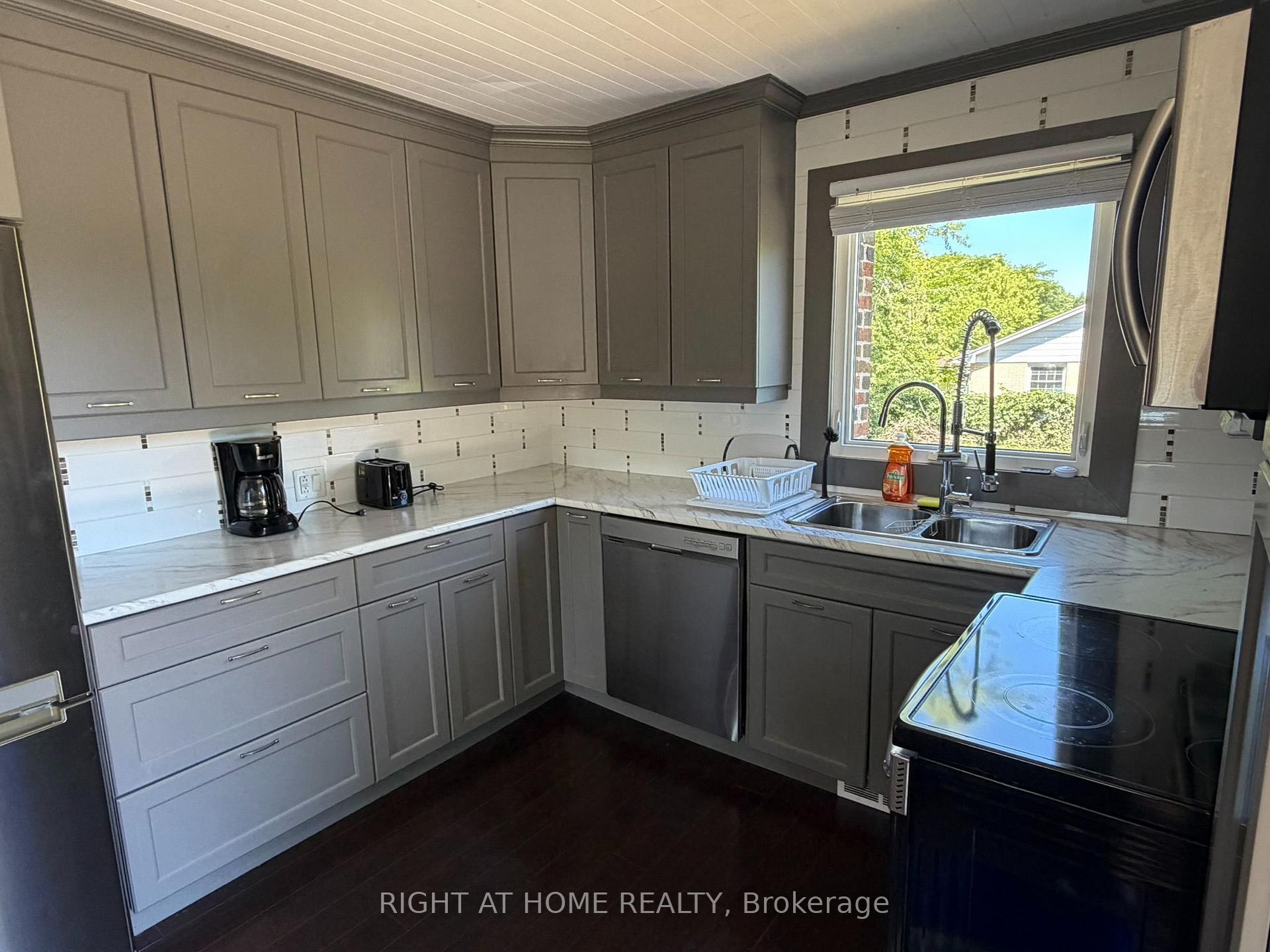 Photo 24 of 144 Baseline Road W, London, South D — HOMEH