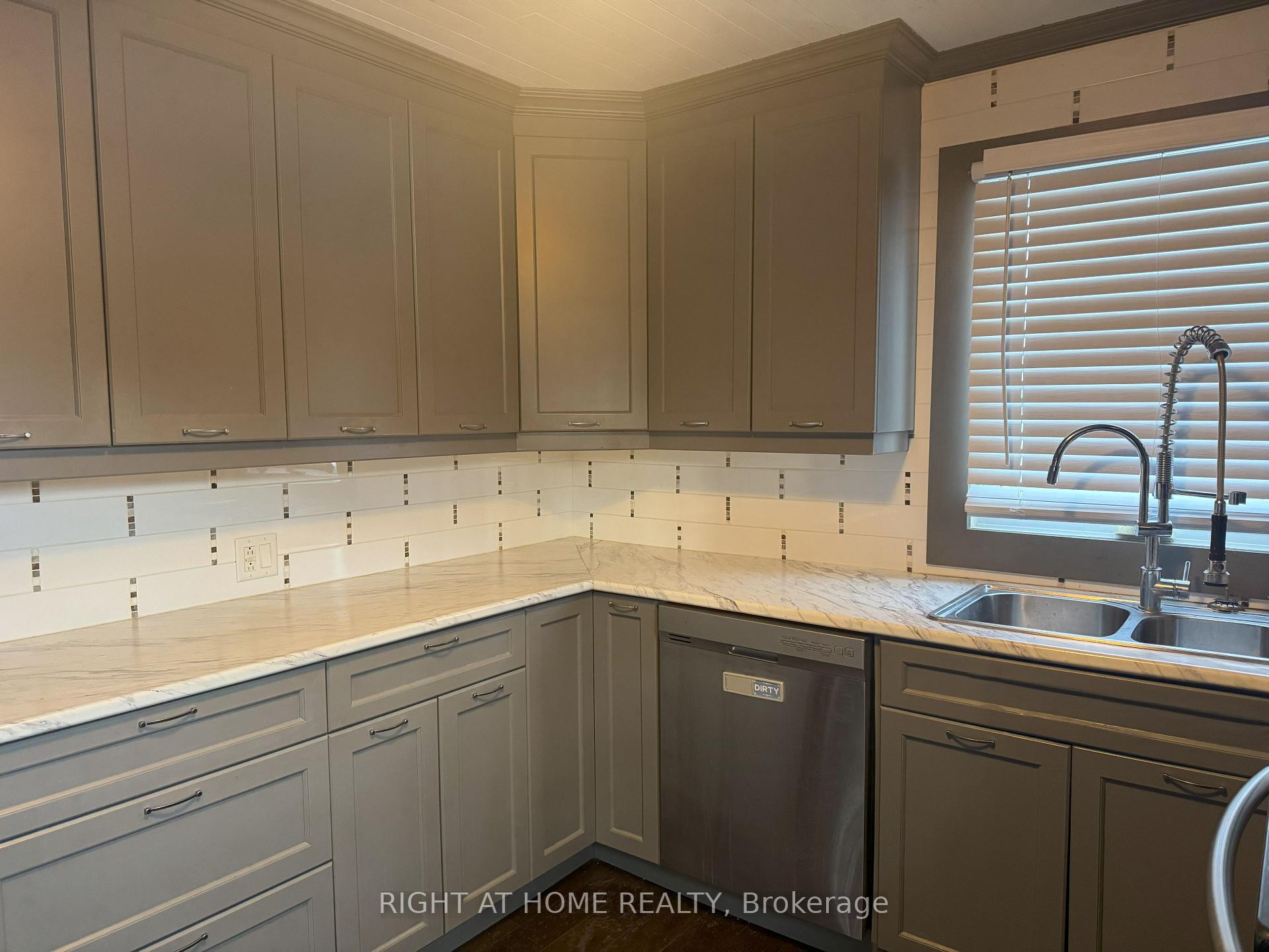 Photo 25 of 144 Baseline Road W, London, South D — HOMEH