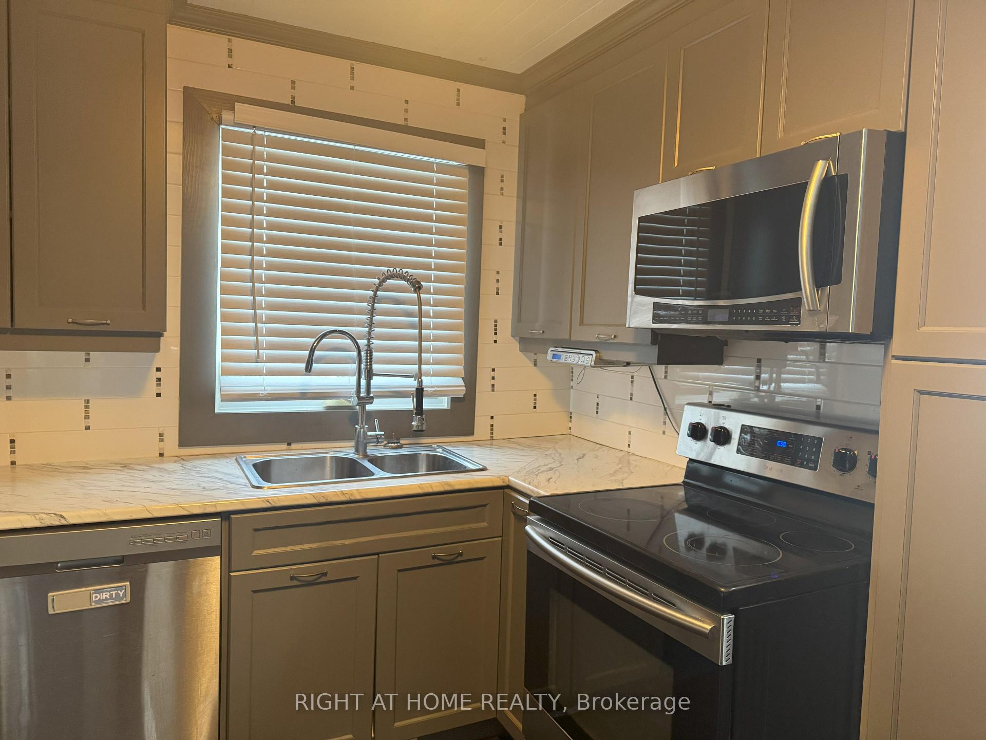 Photo 26 of 144 Baseline Road W, London, South D — HOMEH