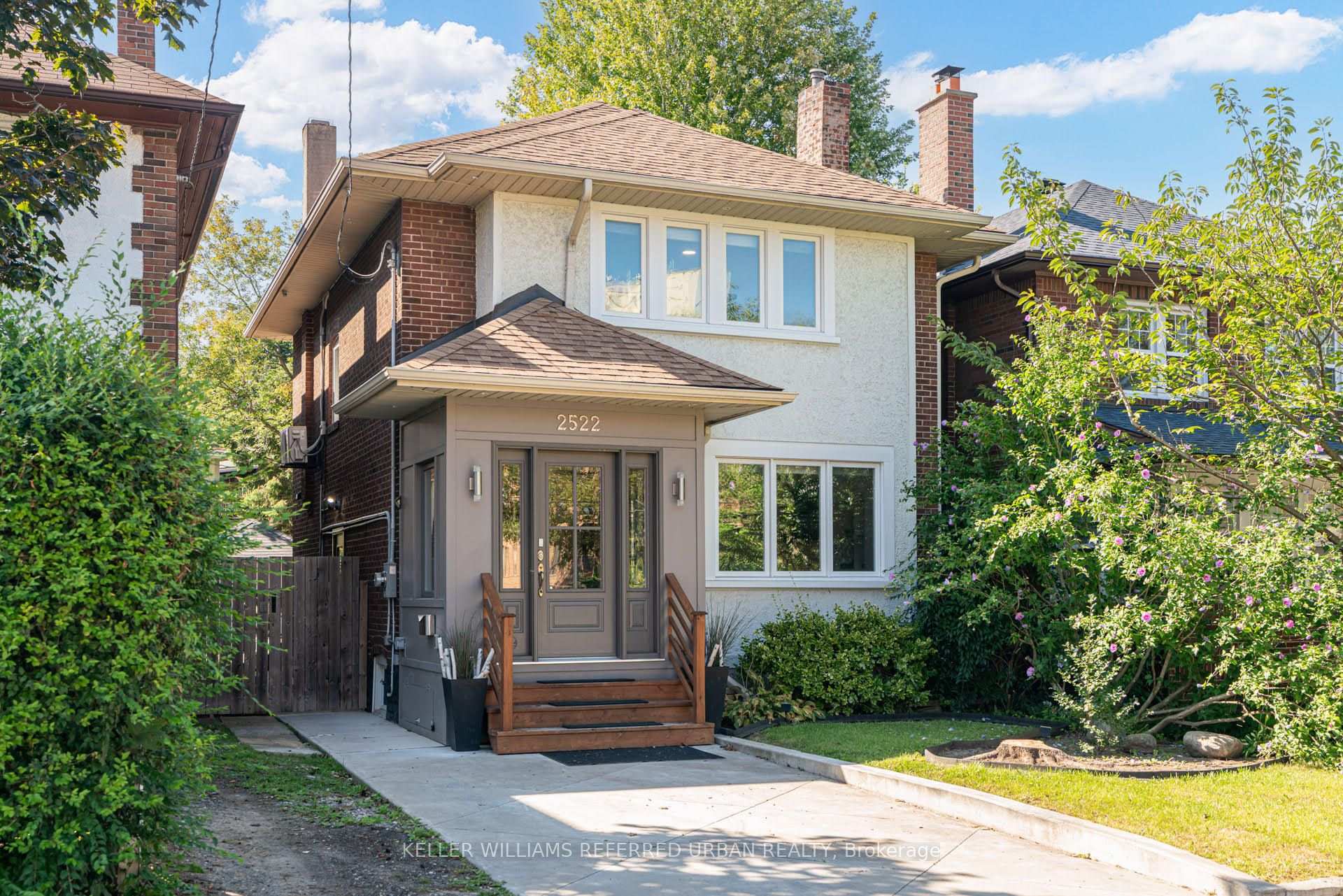 Front of 2522 Lake Shore Boulevard W