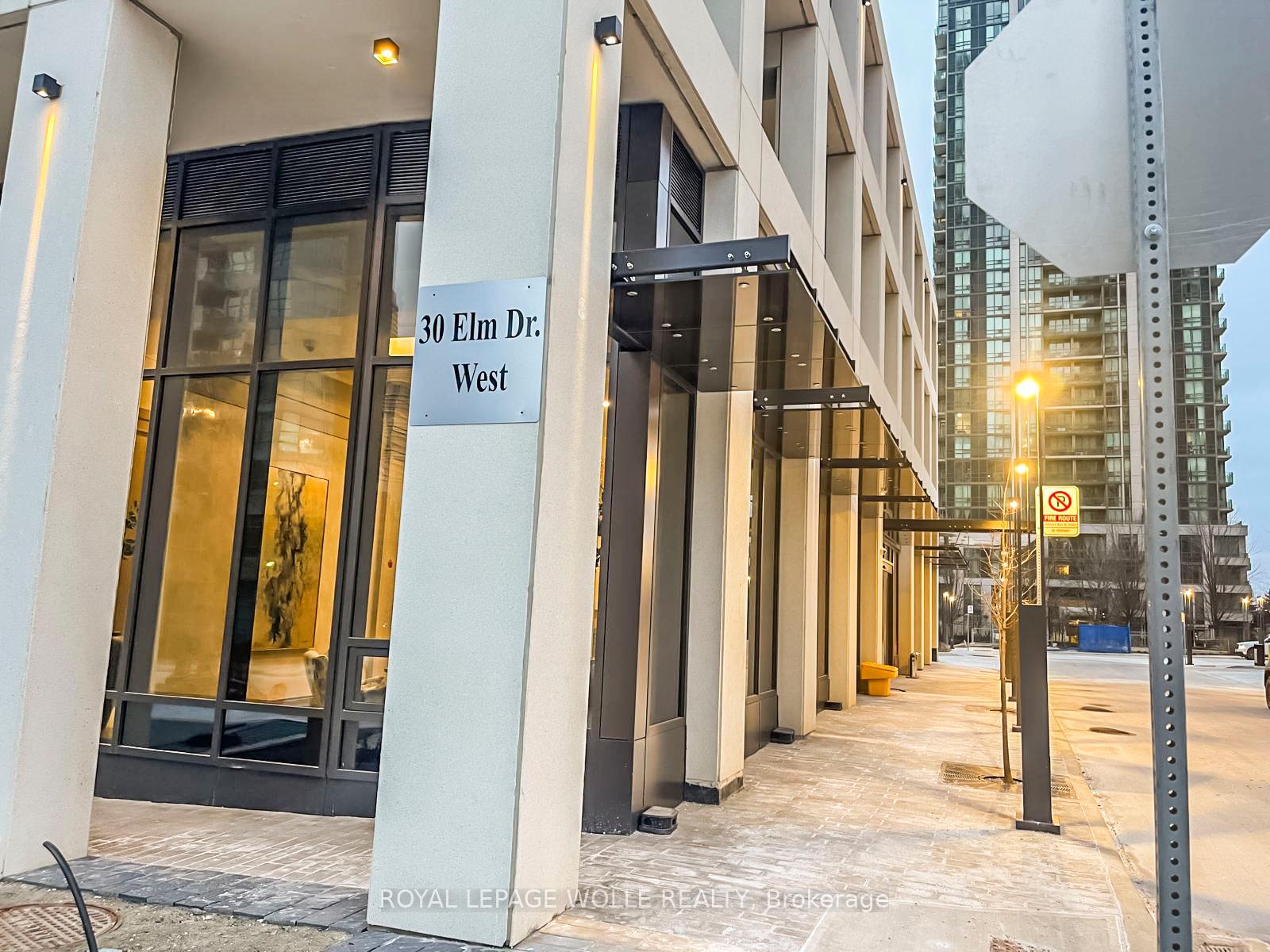 Front of Unit 1906, 30 Elm Drive W