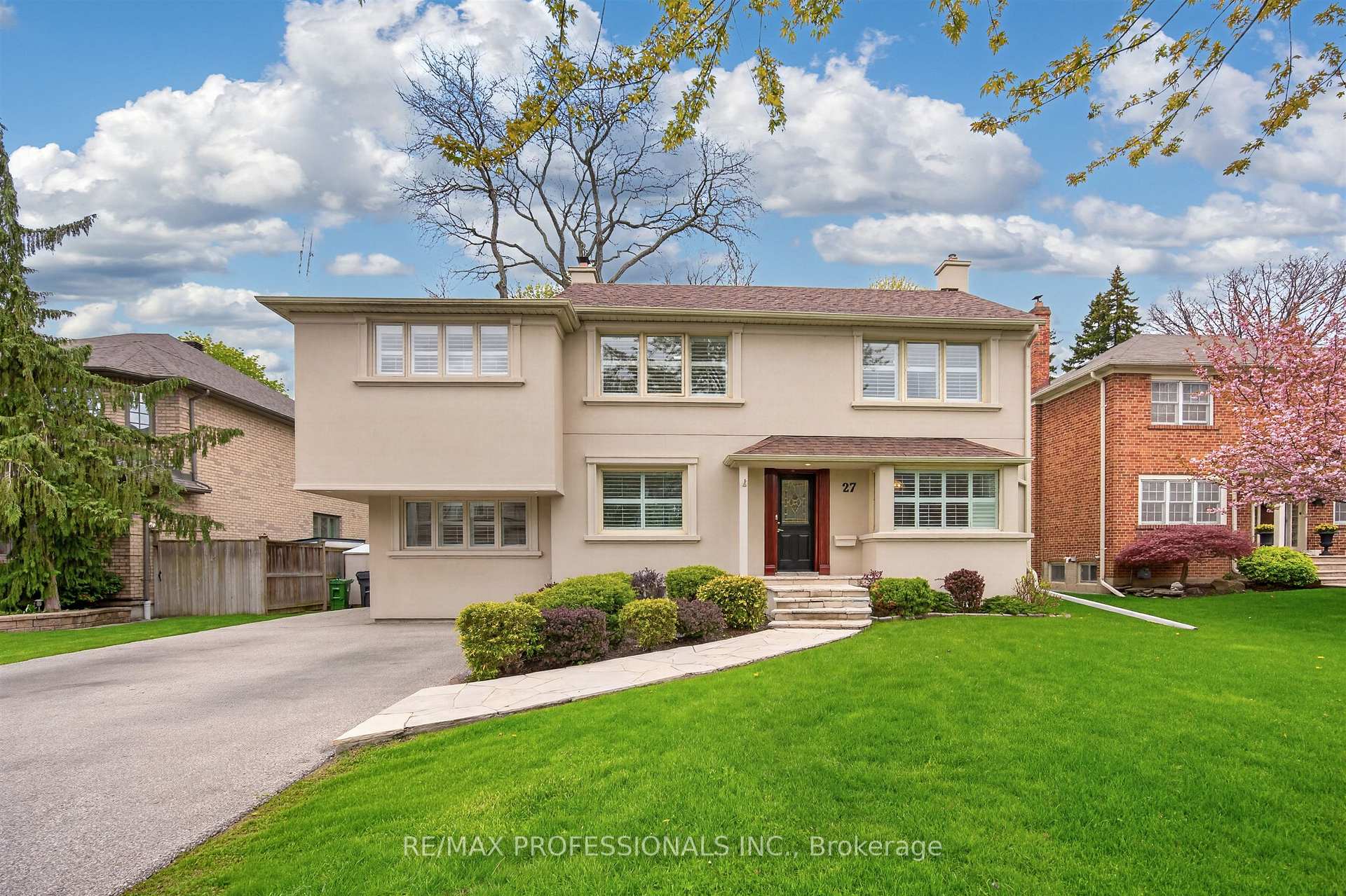 Photo 2 of 27 Nottingham Drive, Etobicoke, Edenbridge-Humber Valley — HOMEH