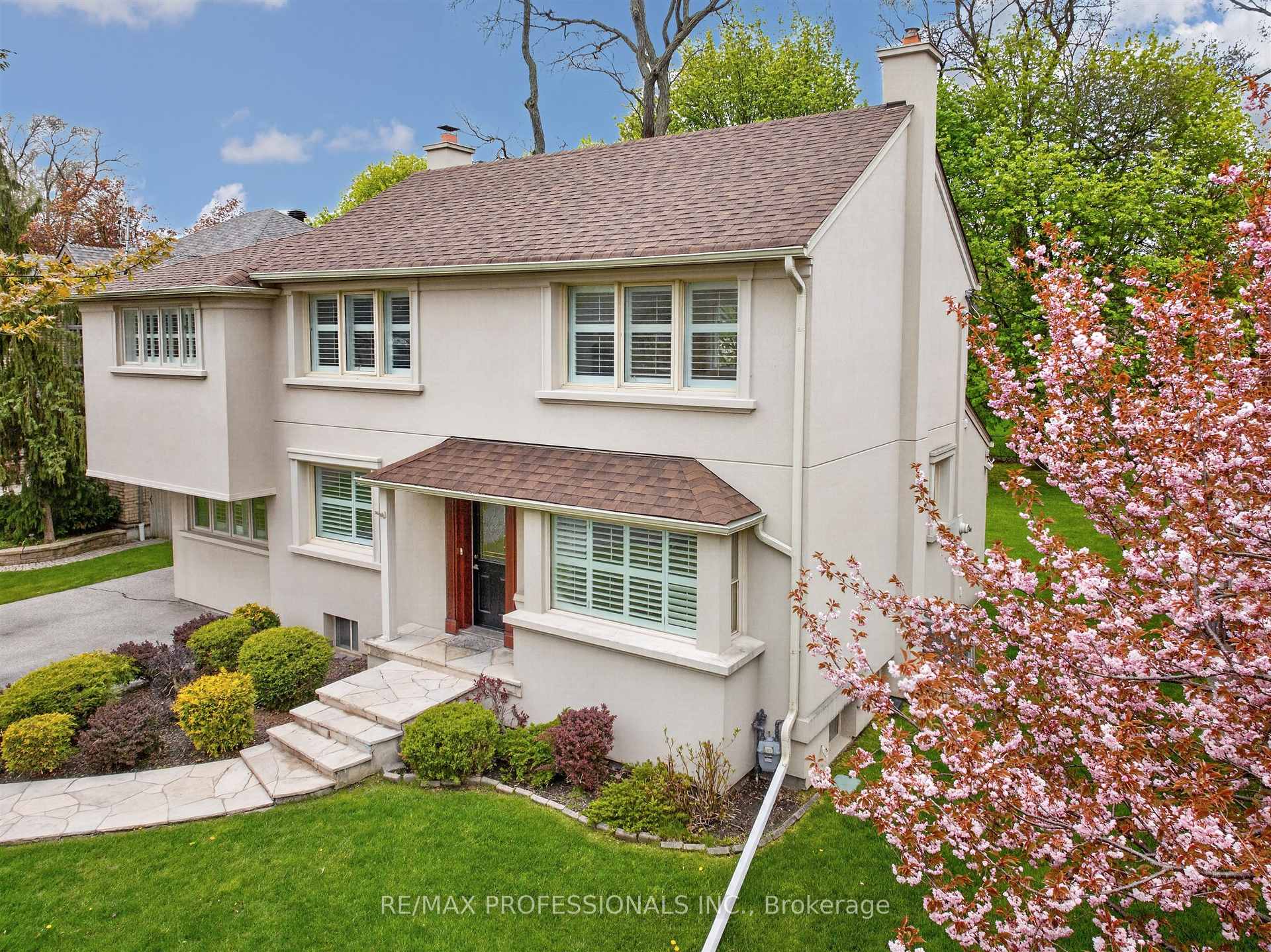 Photo 4 of 27 Nottingham Drive, Etobicoke, Edenbridge-Humber Valley — HOMEH