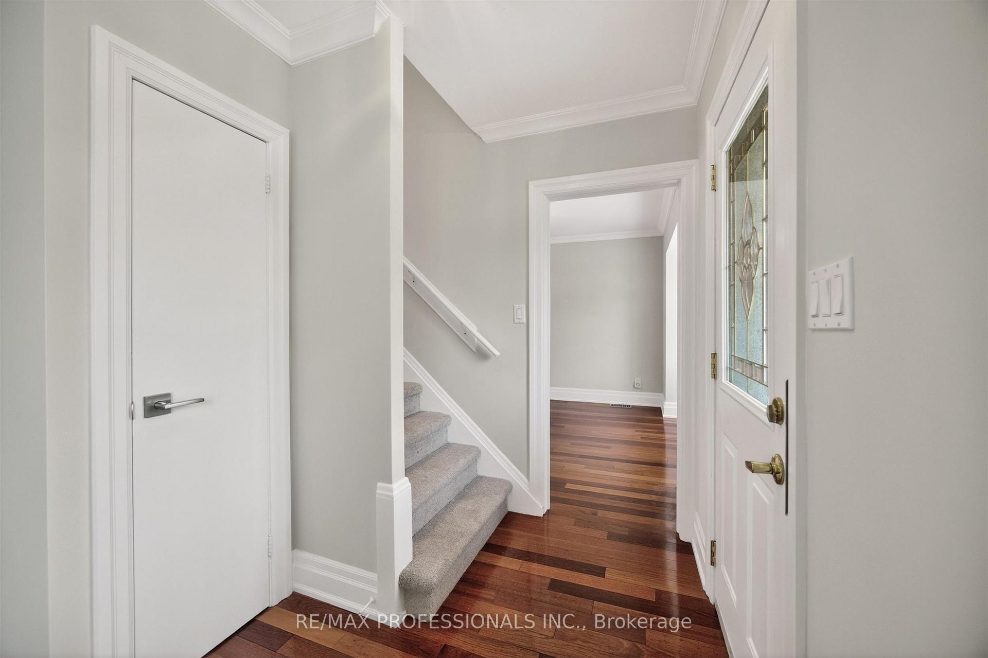 Photo 5 of 27 Nottingham Drive, Etobicoke, Edenbridge-Humber Valley — HOMEH