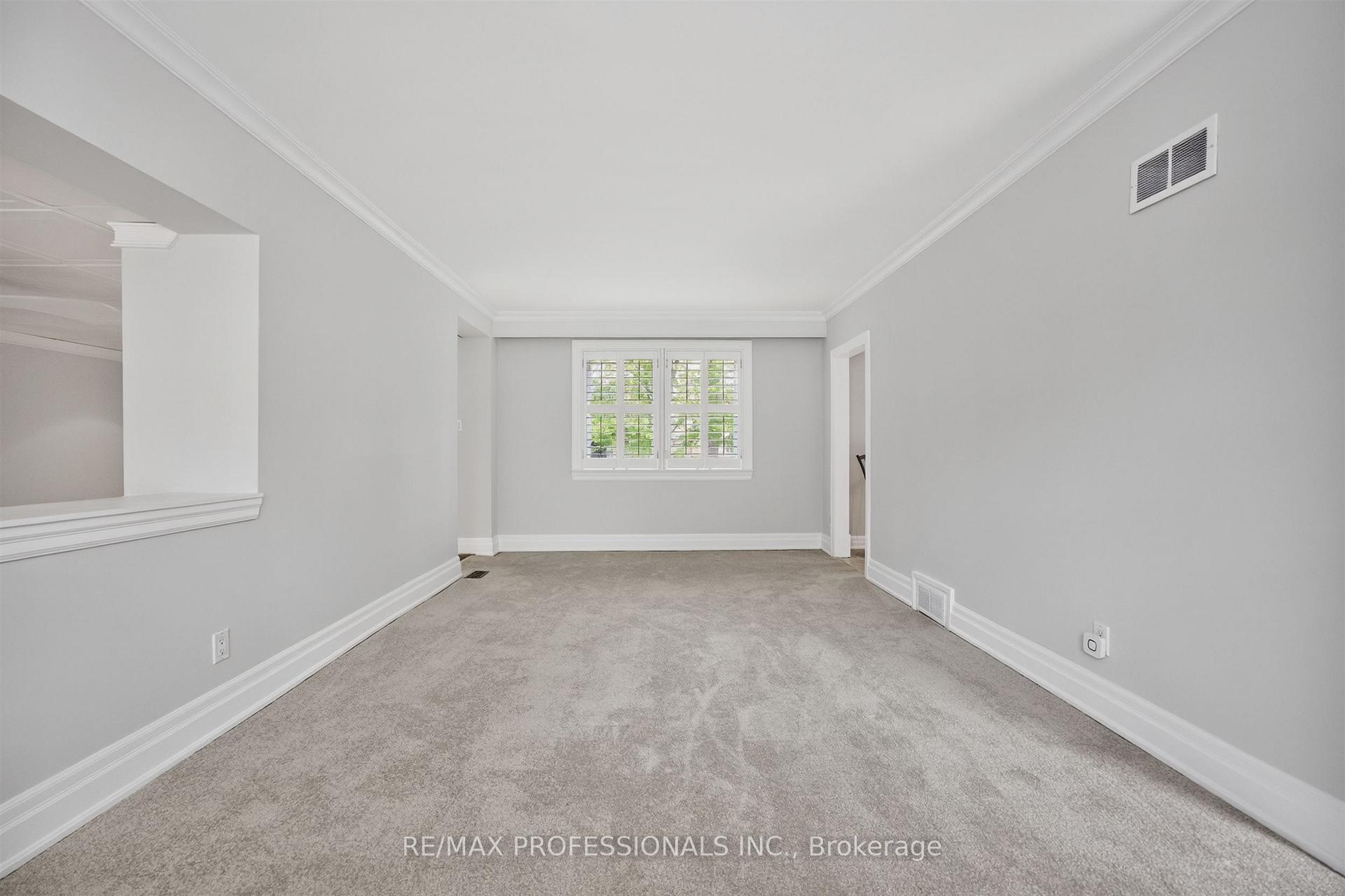 Photo 7 of 27 Nottingham Drive, Etobicoke, Edenbridge-Humber Valley — HOMEH
