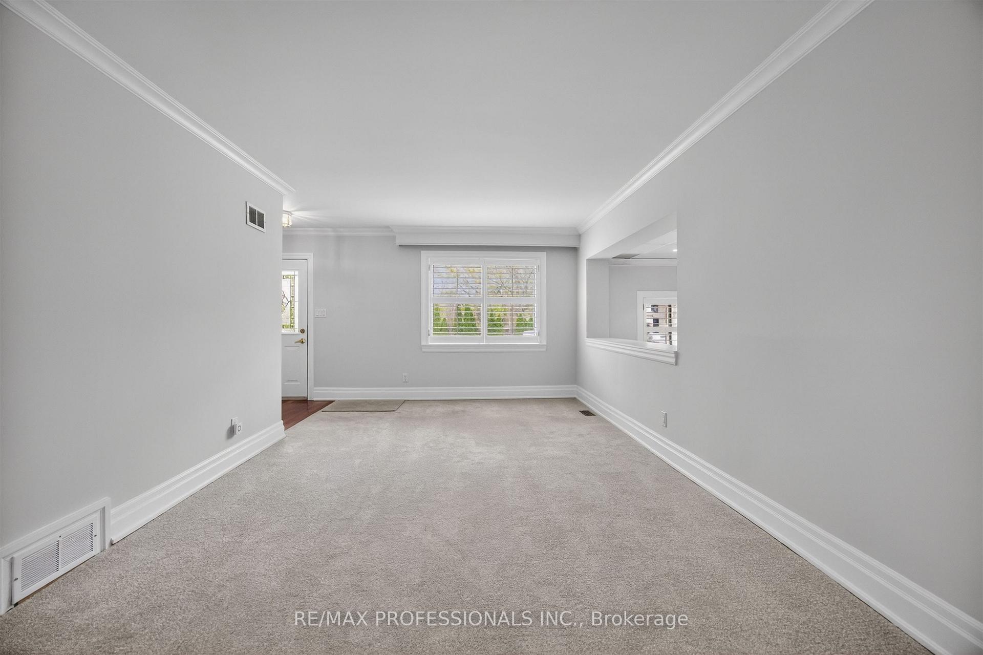 Photo 8 of 27 Nottingham Drive, Etobicoke, Edenbridge-Humber Valley — HOMEH