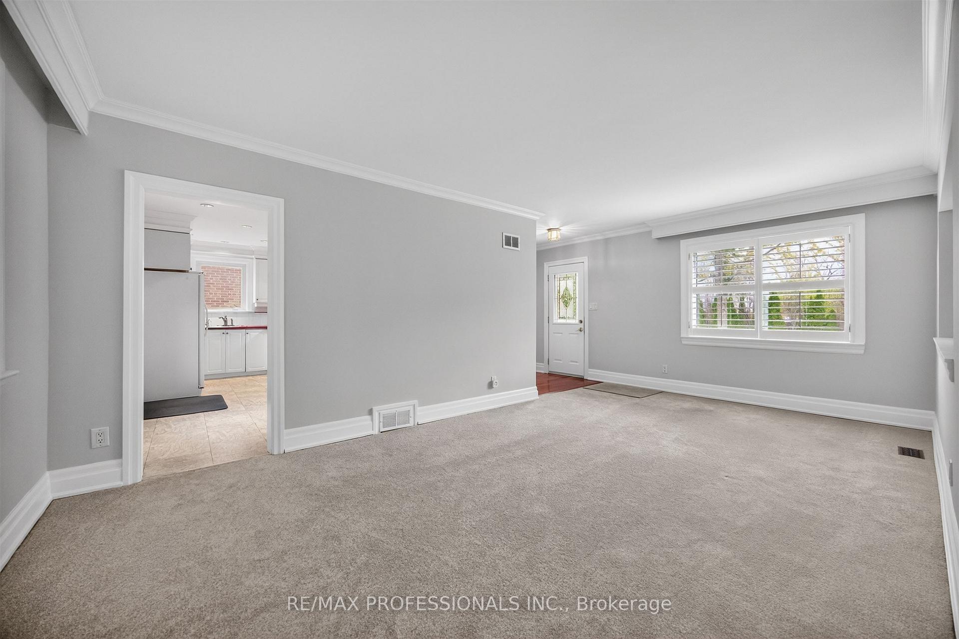 Photo 9 of 27 Nottingham Drive, Etobicoke, Edenbridge-Humber Valley — HOMEH