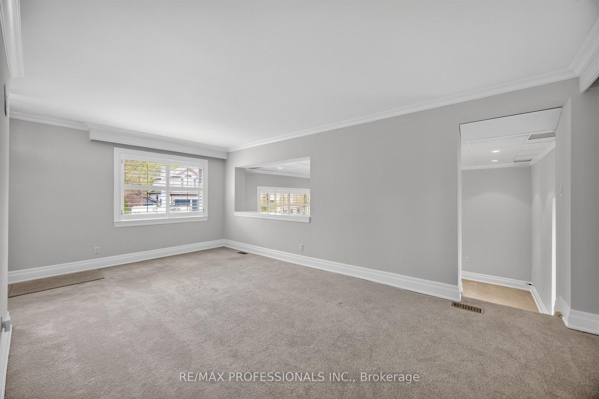 Photo 10 of 27 Nottingham Drive, Etobicoke, Edenbridge-Humber Valley — HOMEH