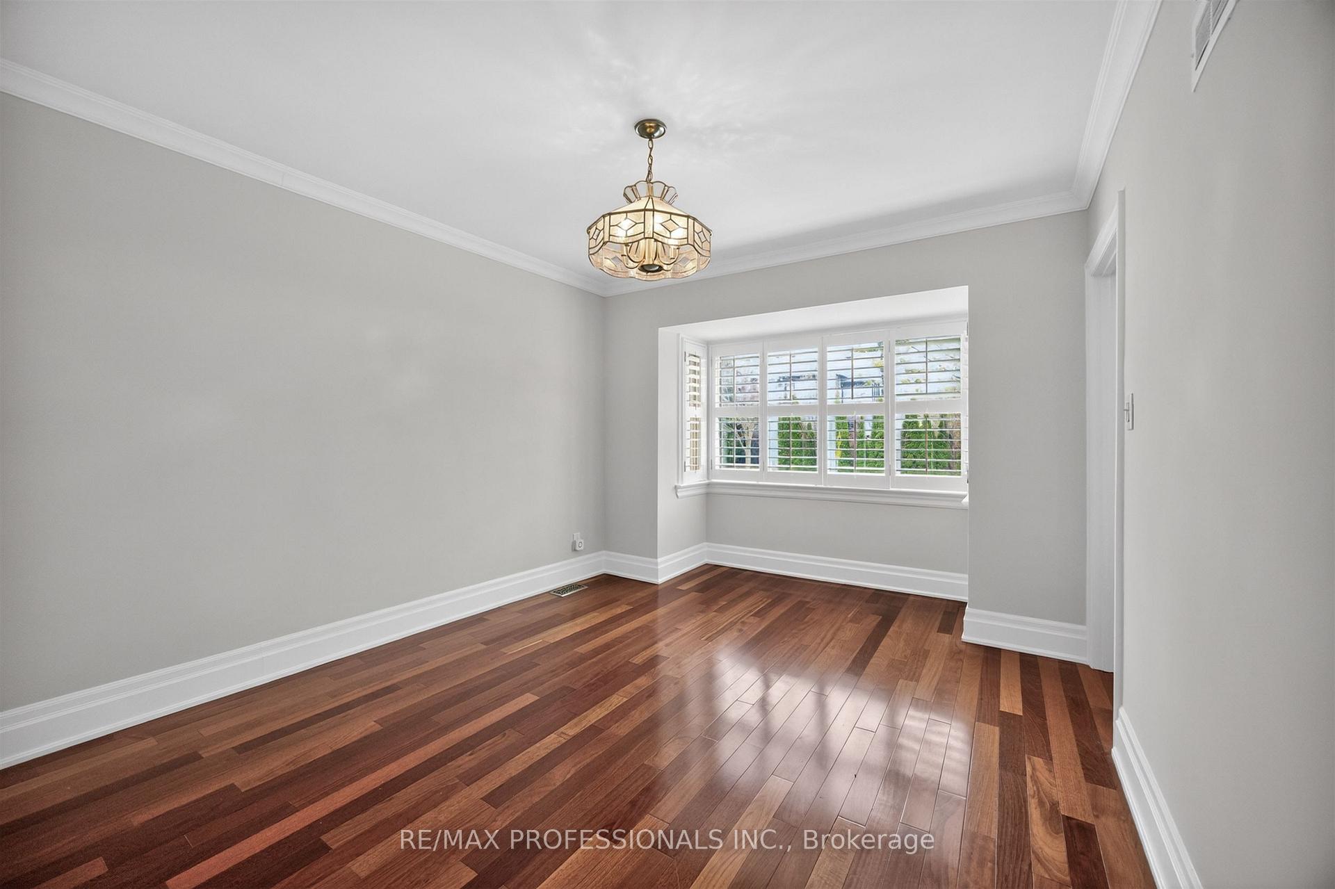 Photo 11 of 27 Nottingham Drive, Etobicoke, Edenbridge-Humber Valley — HOMEH