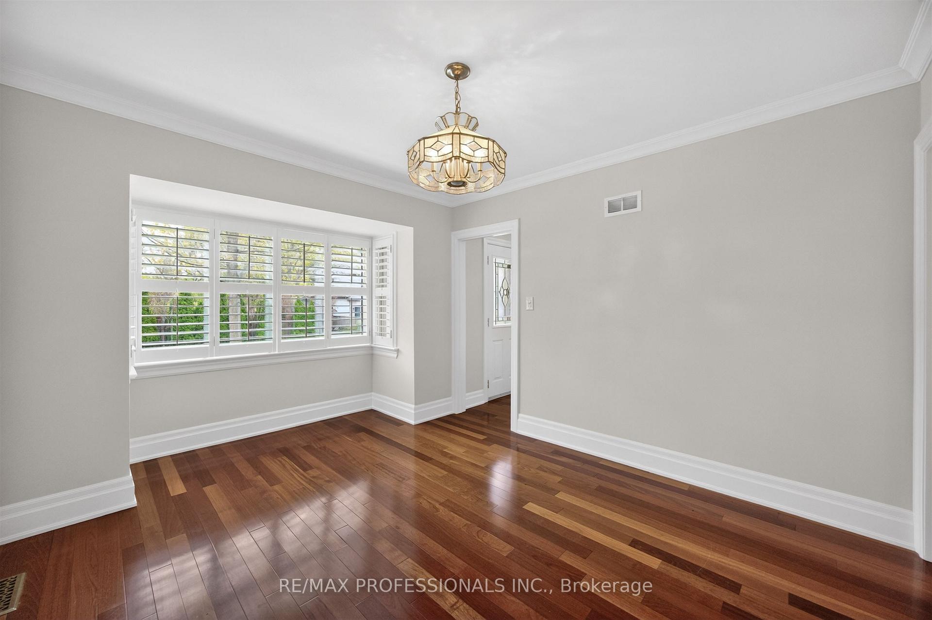 Photo 13 of 27 Nottingham Drive, Etobicoke, Edenbridge-Humber Valley — HOMEH