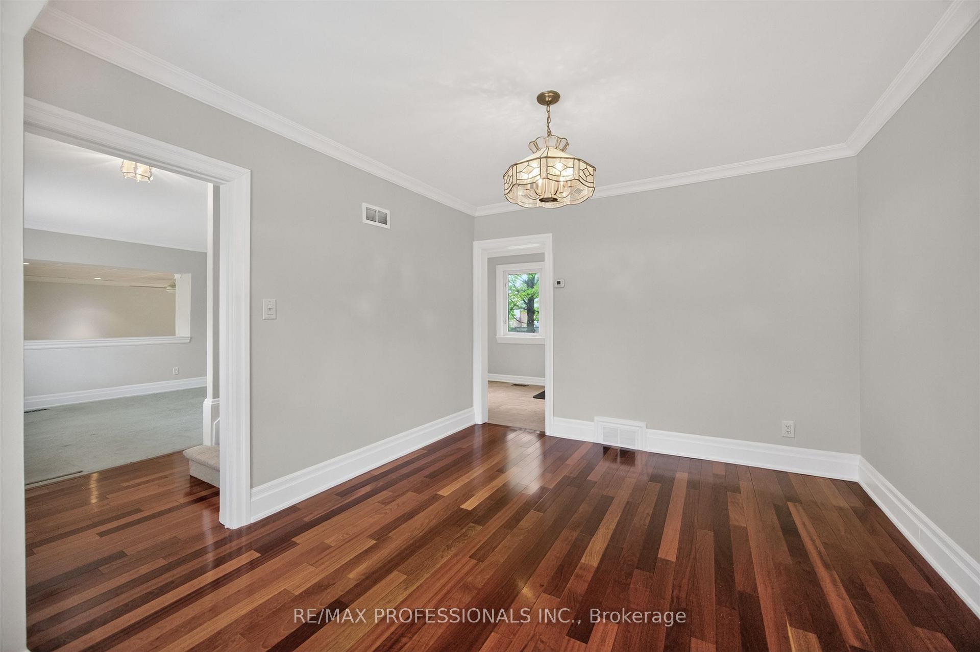 Photo 14 of 27 Nottingham Drive, Etobicoke, Edenbridge-Humber Valley — HOMEH