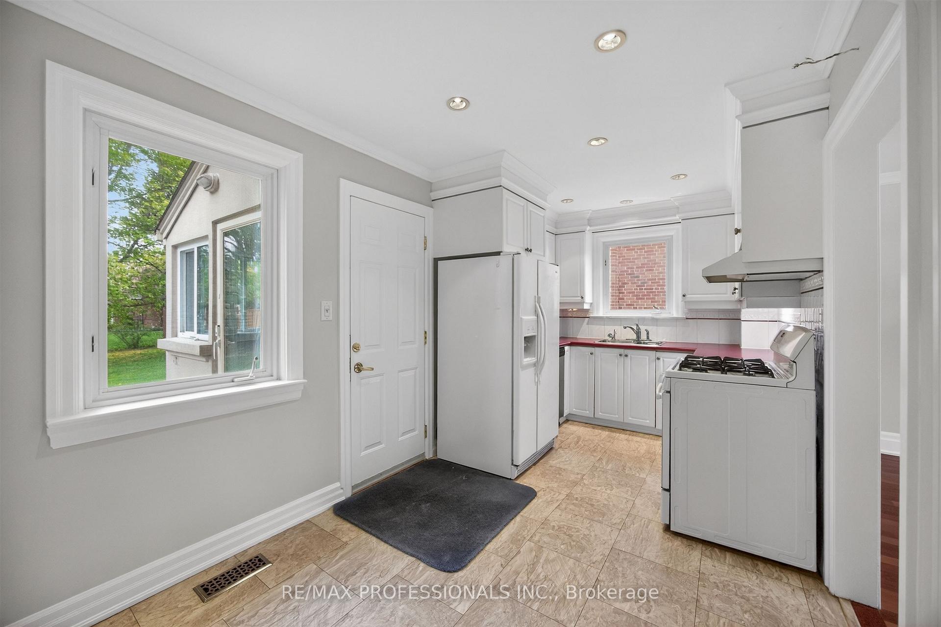 Photo 15 of 27 Nottingham Drive, Etobicoke, Edenbridge-Humber Valley — HOMEH