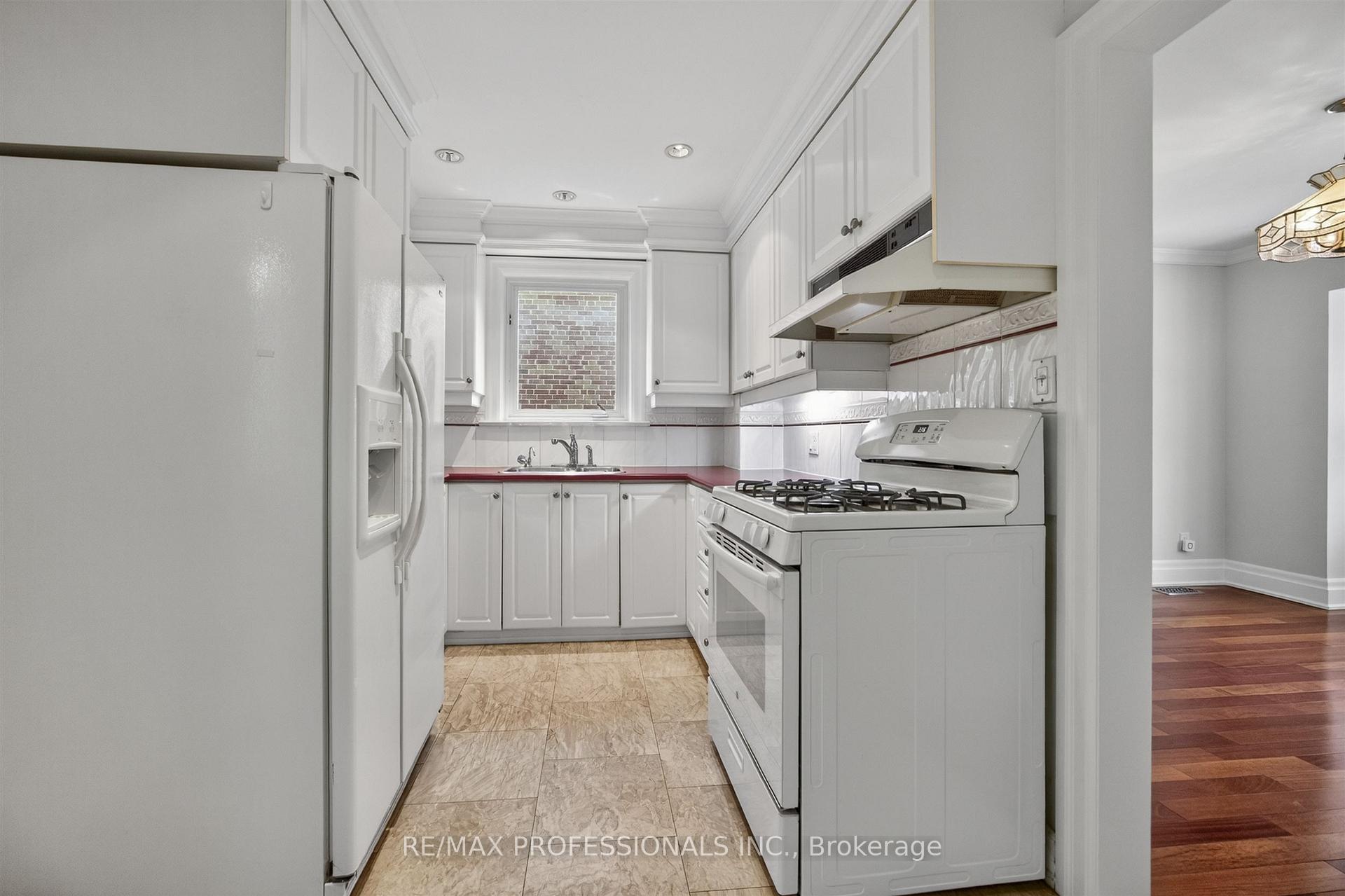 Photo 16 of 27 Nottingham Drive, Etobicoke, Edenbridge-Humber Valley — HOMEH