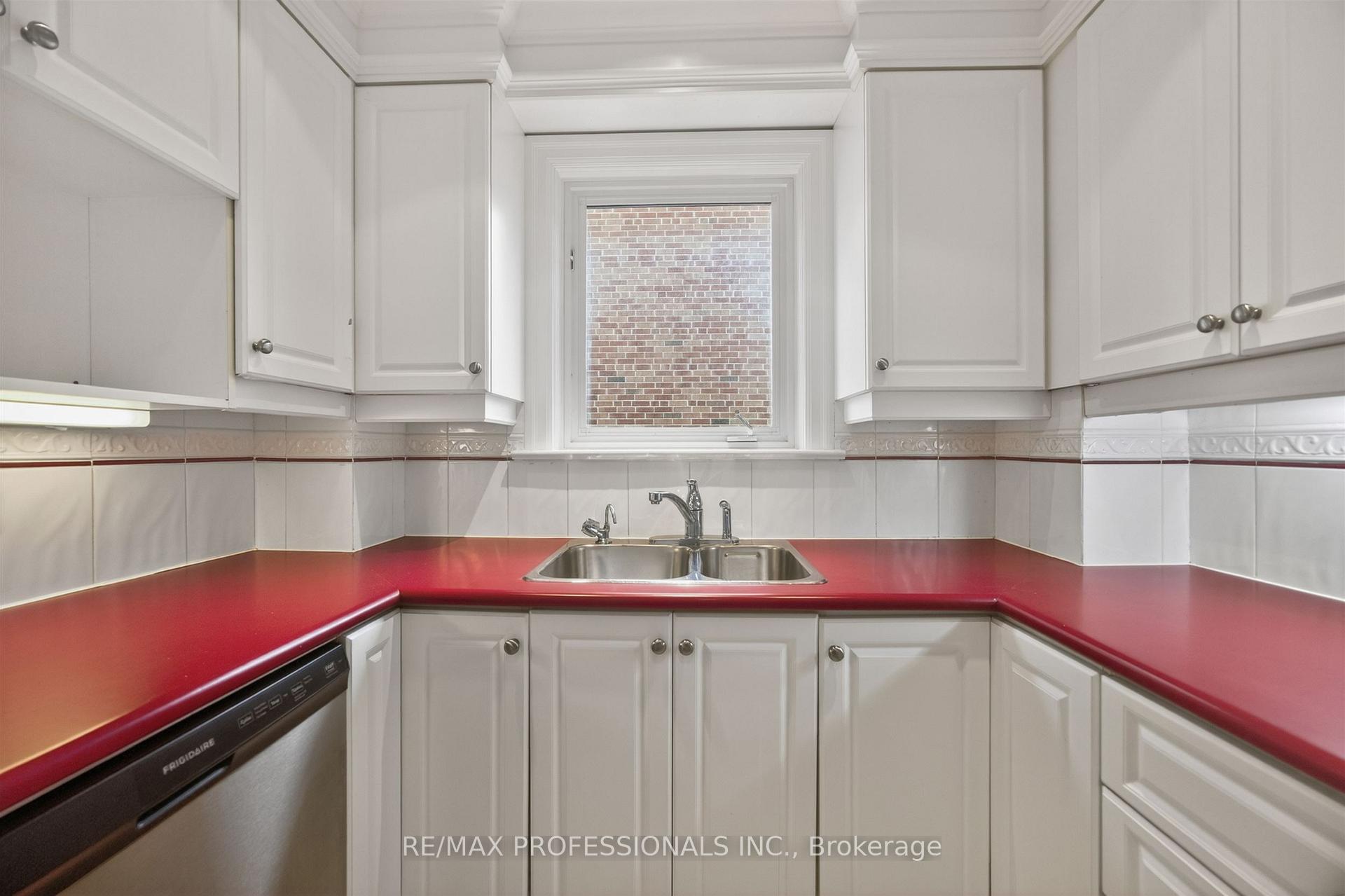 Photo 17 of 27 Nottingham Drive, Etobicoke, Edenbridge-Humber Valley — HOMEH