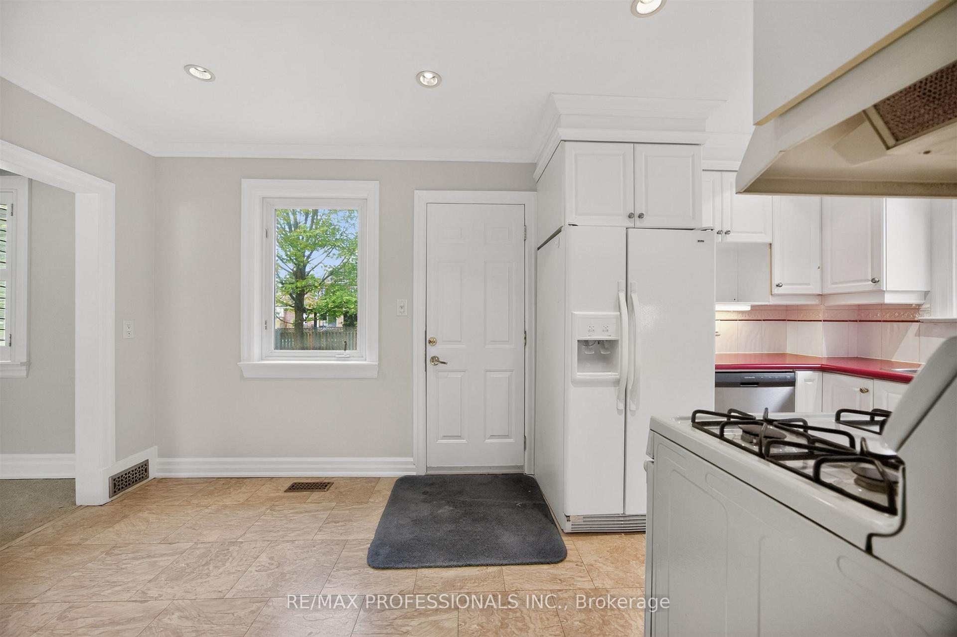 Photo 18 of 27 Nottingham Drive, Etobicoke, Edenbridge-Humber Valley — HOMEH